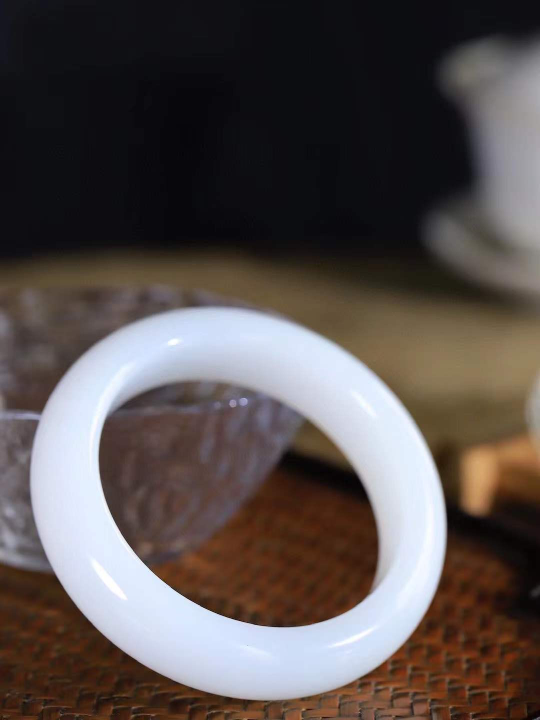 （一见倾心.手镯）

精品和田玉白玉手镯，玉质温润细腻 油性十足 手感舒适，高华雅逸，线条流畅，简约大气，美自天成，素雅高贵。佩戴于腕间，婉约之美，举手投足间透出那低调奢华。重69.7克  尺寸53-15.3-9.6mm  56372436A