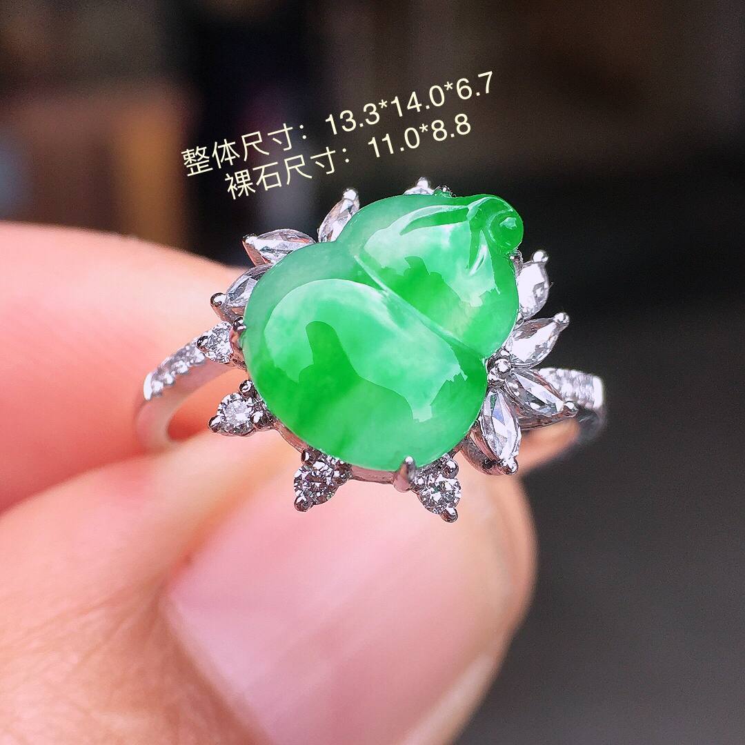阳绿葫芦戒指，色泽艳丽，玉质细腻，荧光感超
强，饱满圆润，尽显优雅气质，18k
金豪华镶嵌