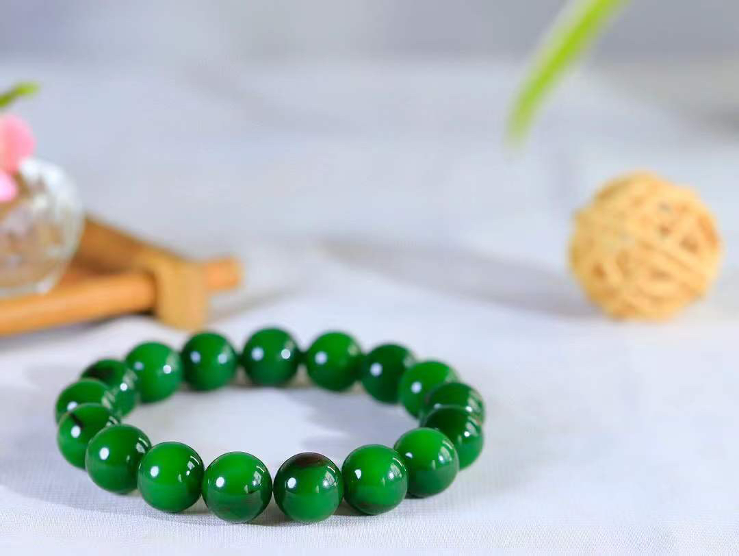 【珠圆玉润.手串】

精品️和田玉碧玉微猫眼珠圆玉润手串 玉质温润细腻  整串打磨圆润，佩戴舒适。