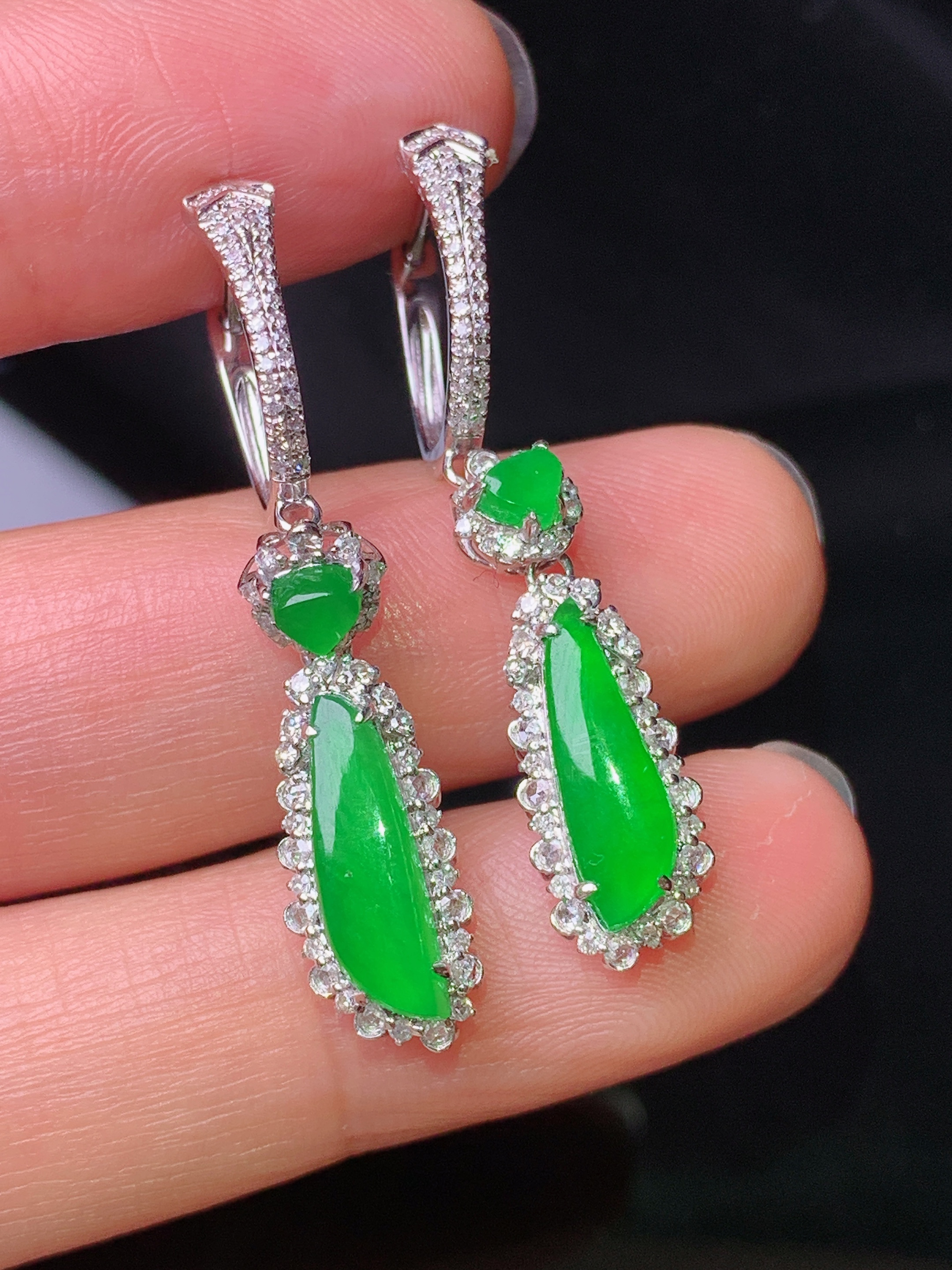 18k金钻镶嵌满绿随形吊坠 玉质细腻 色泽艳丽清新 水润亮眼 整体尺寸35.5*7.3*6.5c2