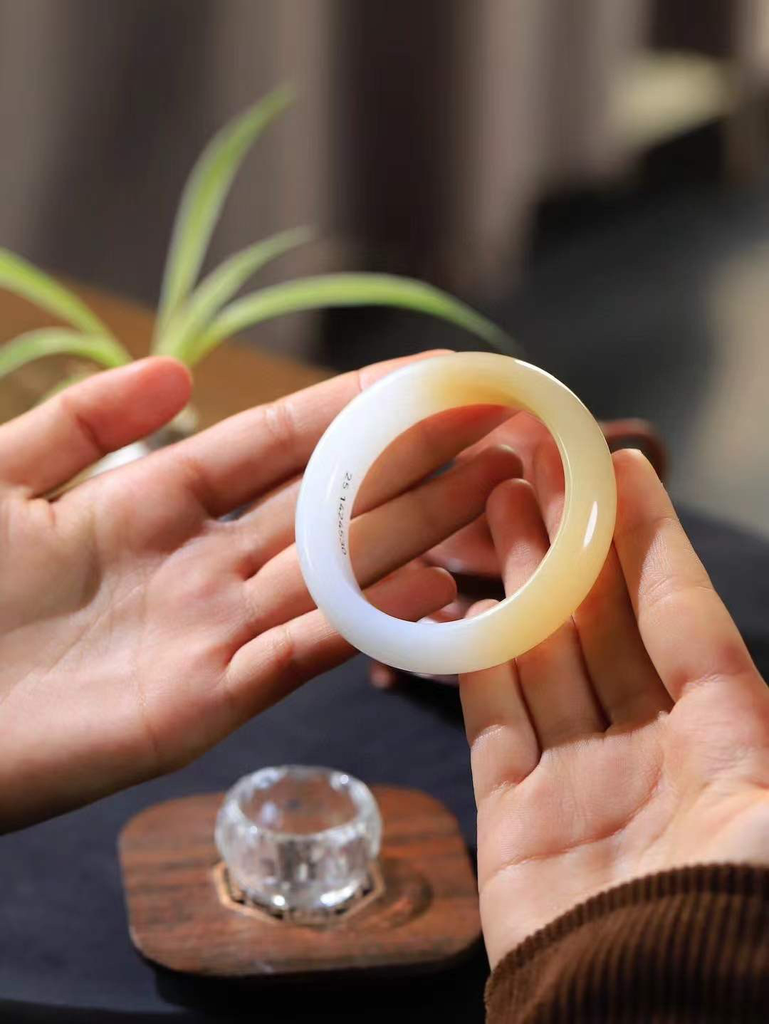 【暖玉生香·手镯】

精品和田玉糖白玉手镯，质地油润细腻，色泽高贵典雅，镯型古朴典雅。在诗情画意的