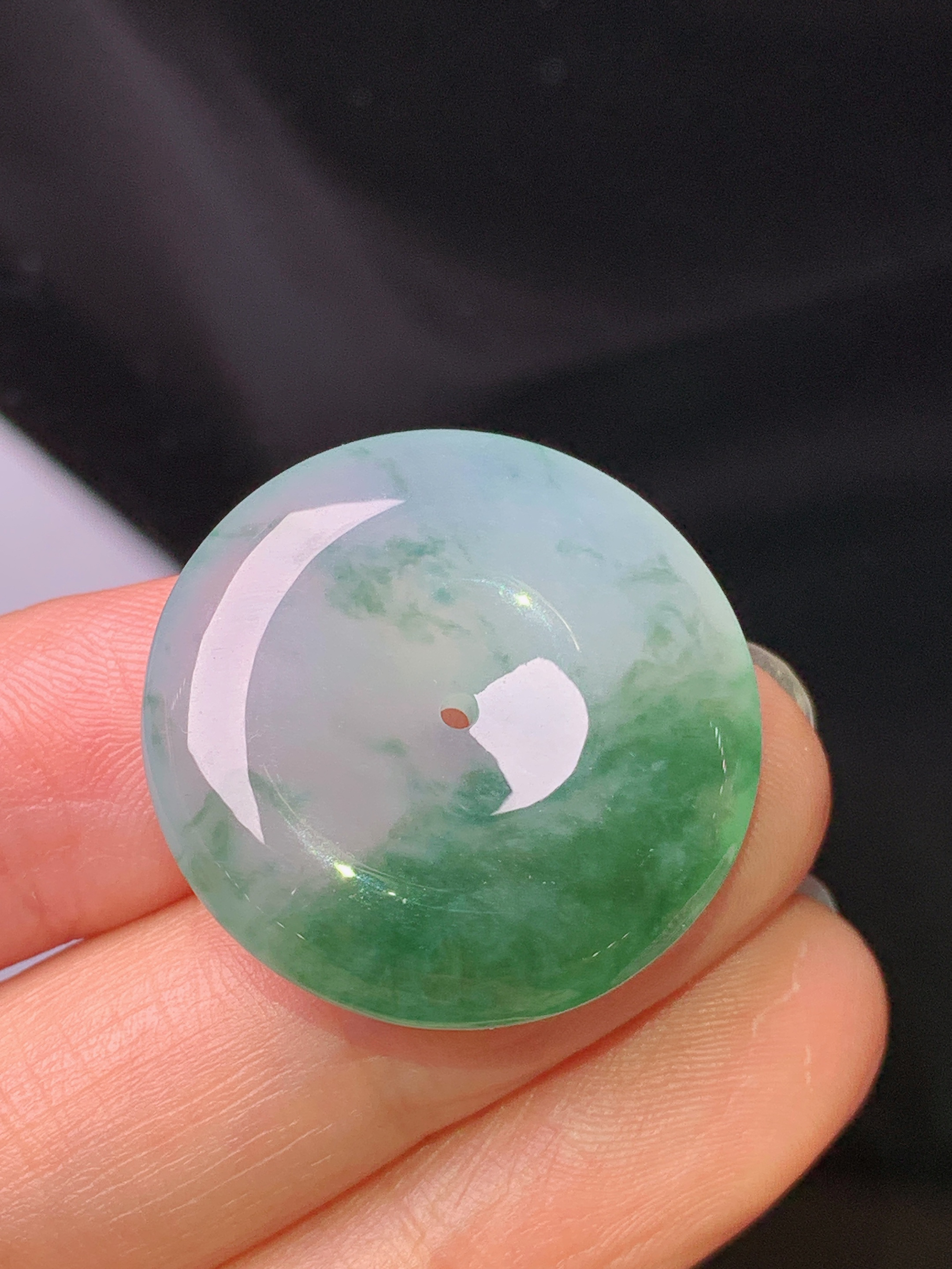 冰种飘绿平安扣吊坠 玉质细腻 色泽艳丽清新 水润亮眼 整体尺寸25.7*5.6d2