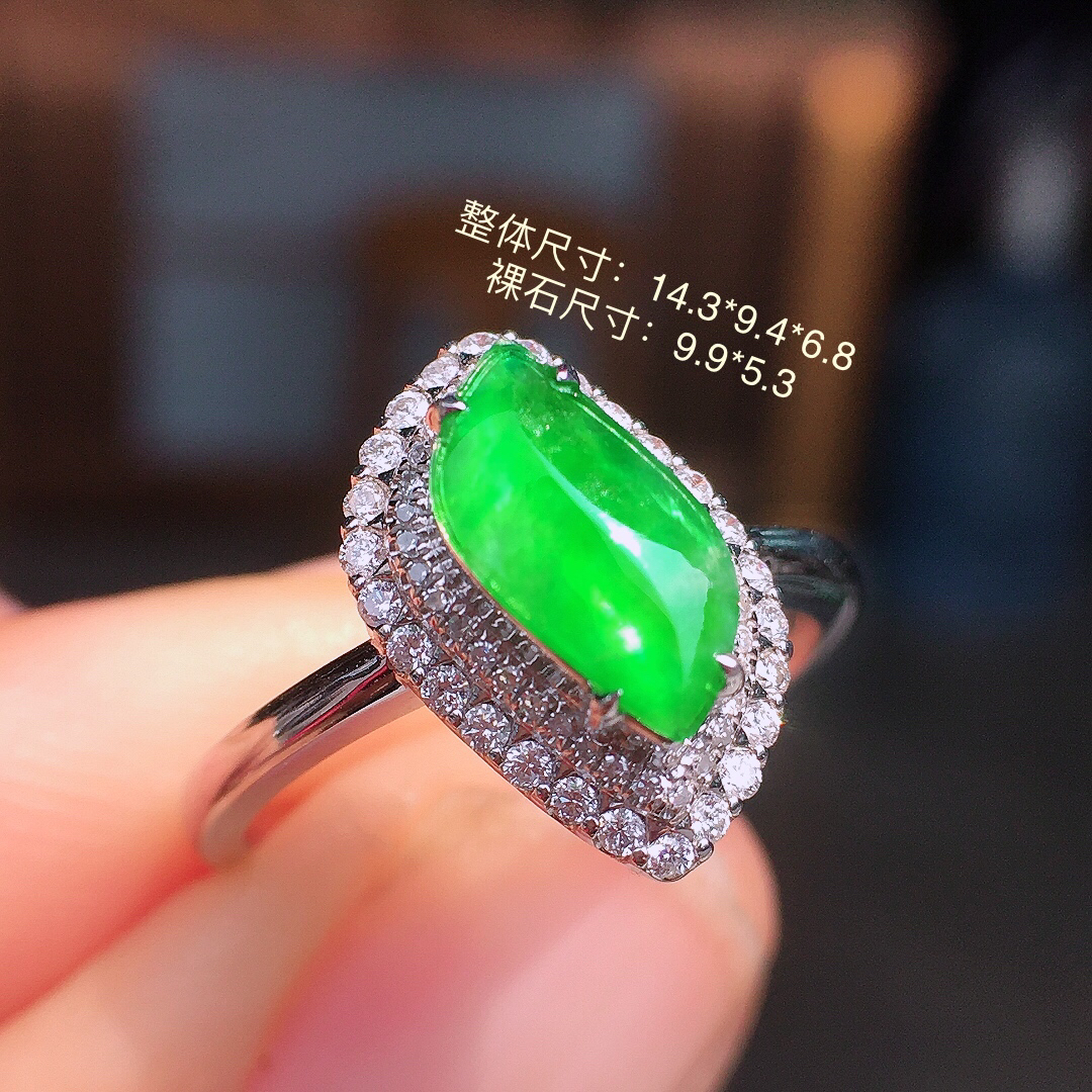 阳绿随形戒指，色泽均匀艳丽，玉质细腻，荧光感超
强，饱满圆润，尽显优雅气质，18k
金豪华镶嵌