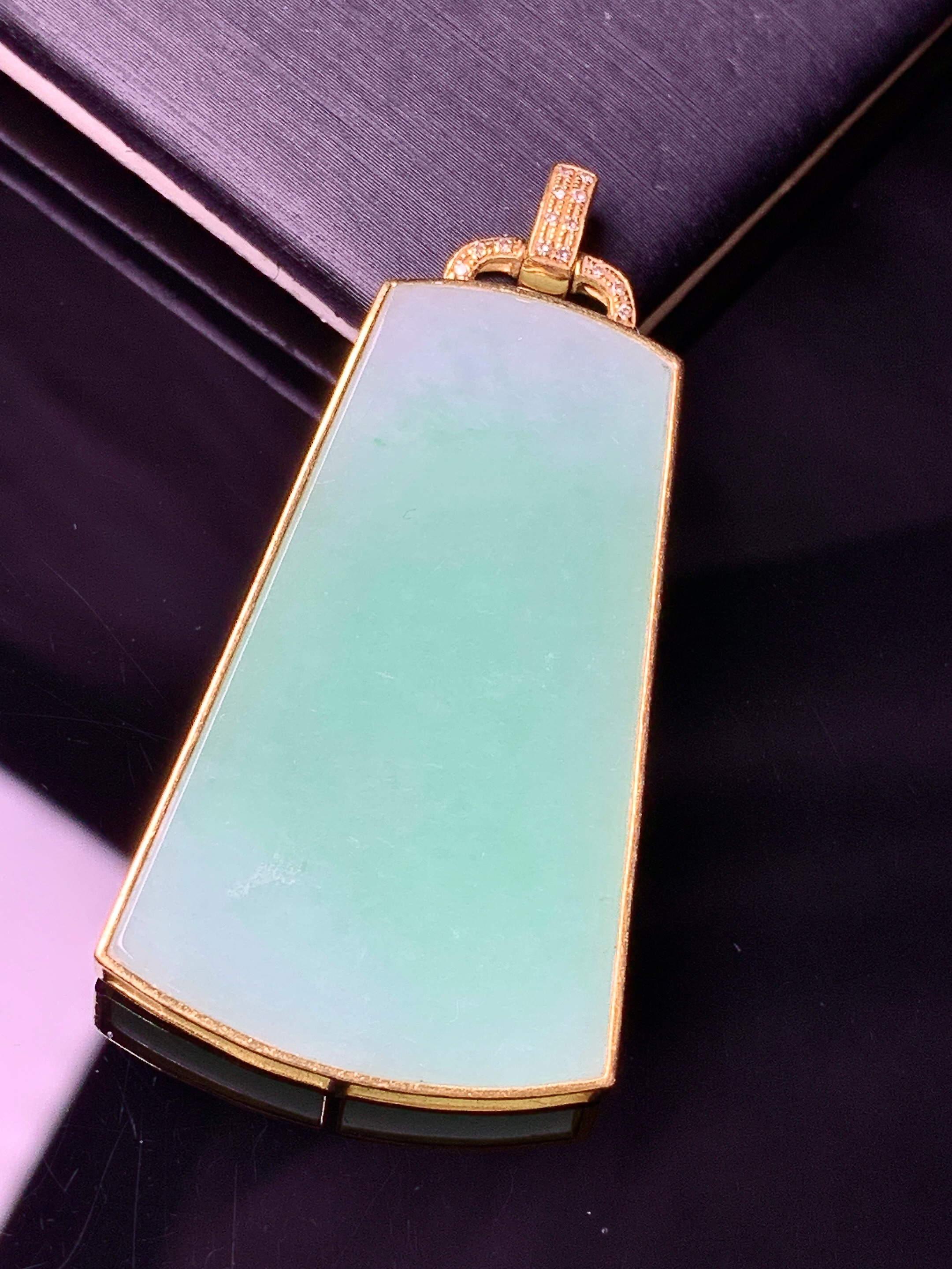 18k金钻镶嵌飘绿无事牌吊坠 玉质细腻 色泽艳丽清新 水润亮眼 整体尺寸46.5*23*3.8b1