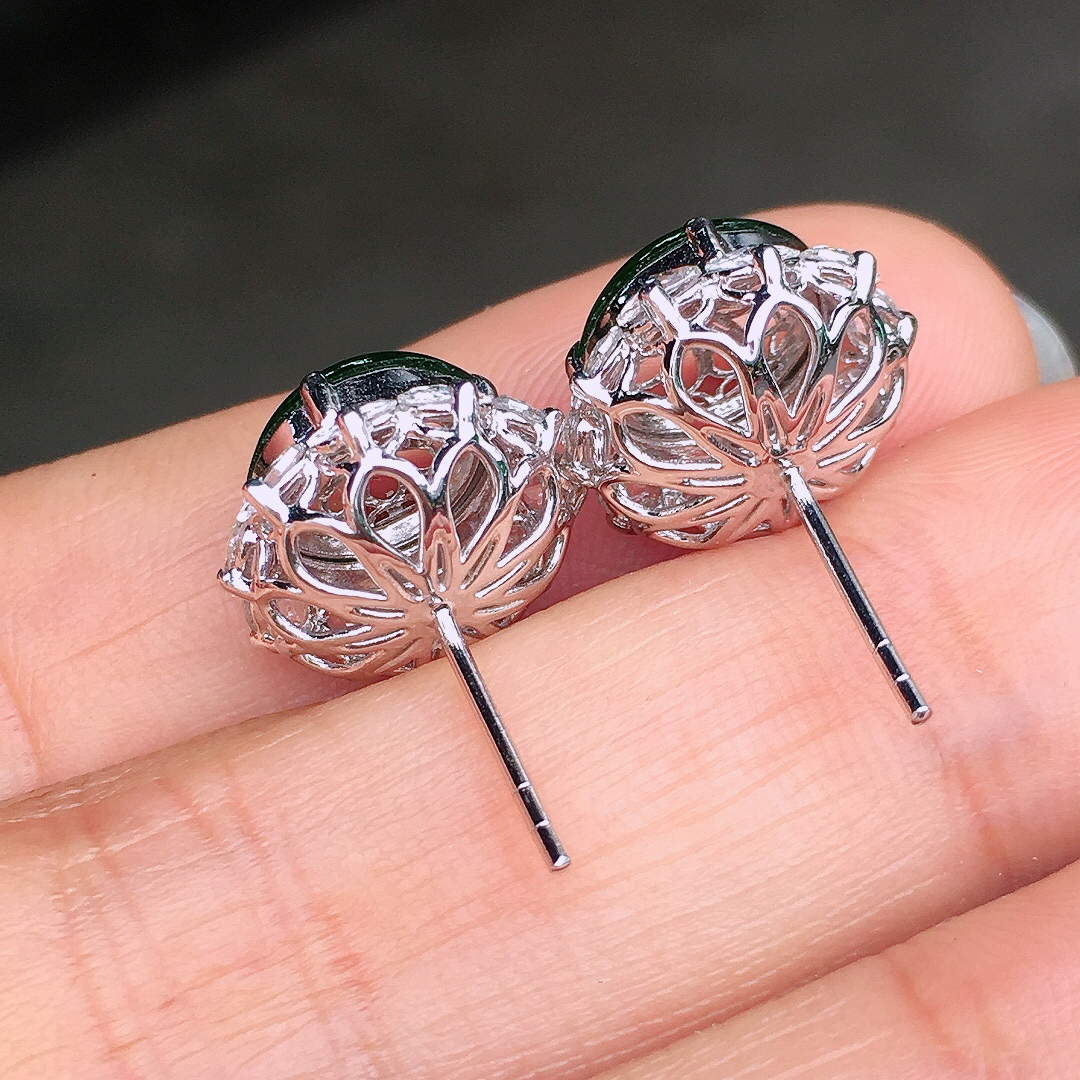 满绿蛋面耳钉，色泽均匀艳丽，玉质细腻，荧光感超
强，饱满圆润，尽显优雅气质，18k
金豪华镶嵌