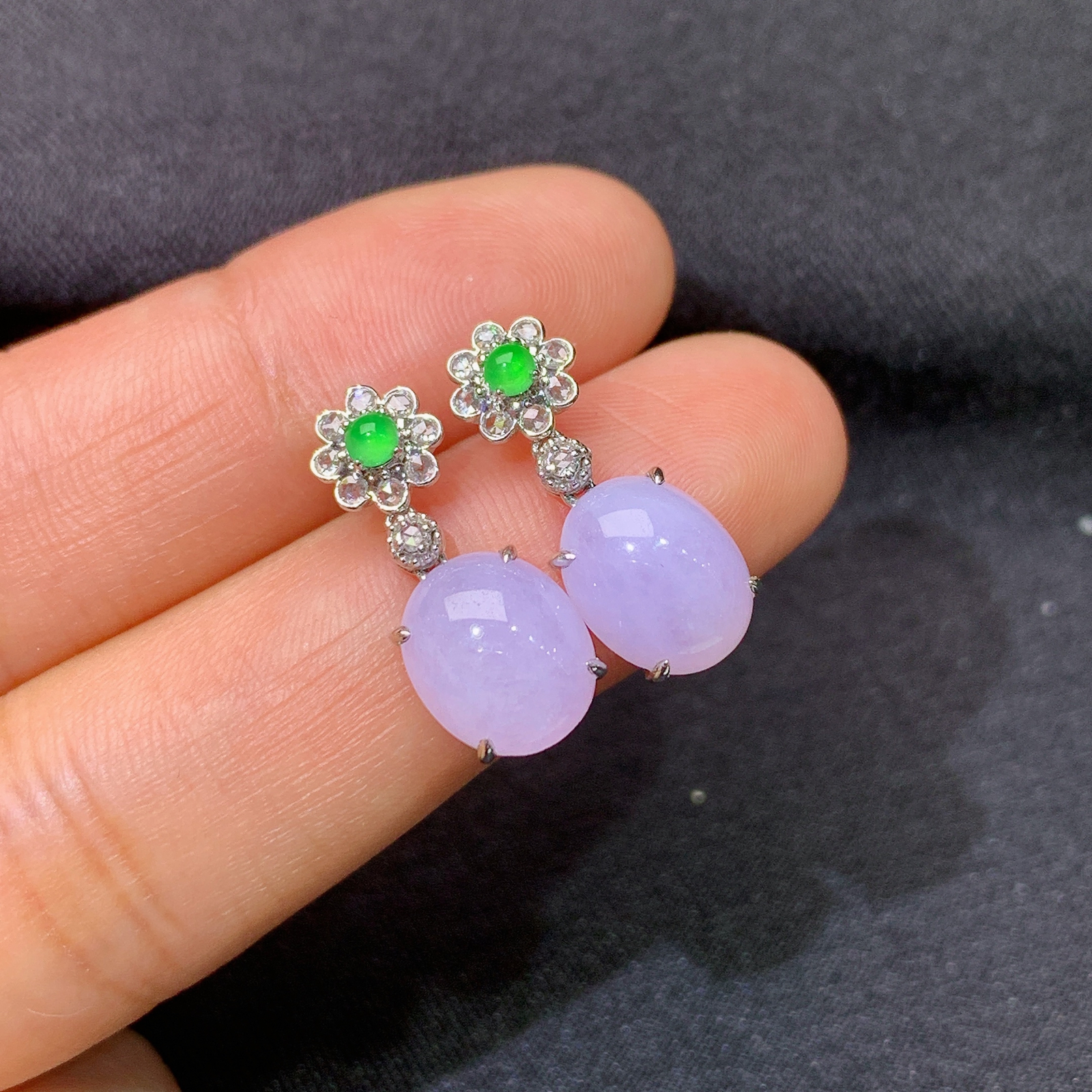 紫罗兰蛋面耳钉，18k金镶嵌，温润细腻，颜色鲜艳，zha 尺寸9*7.5*3.3