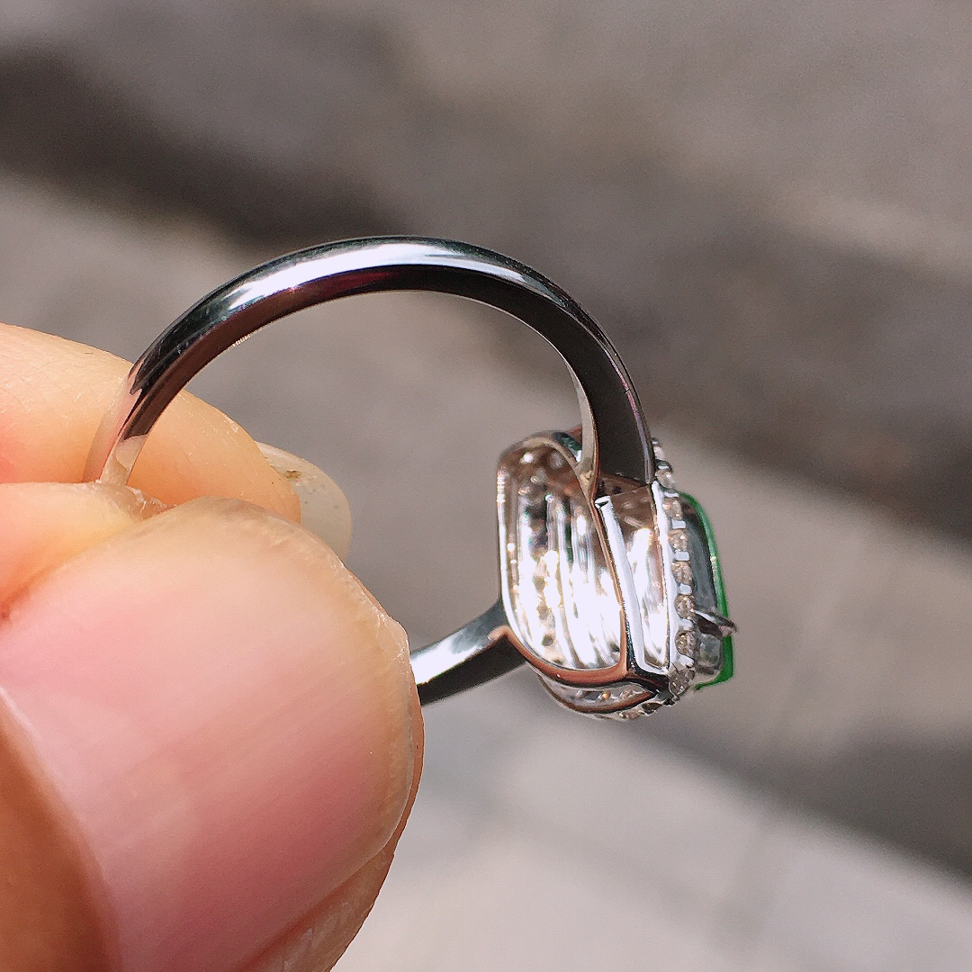 阳绿随形戒指，色泽均匀艳丽，玉质细腻，荧光感超
强，饱满圆润，尽显优雅气质，18k
金豪华镶嵌