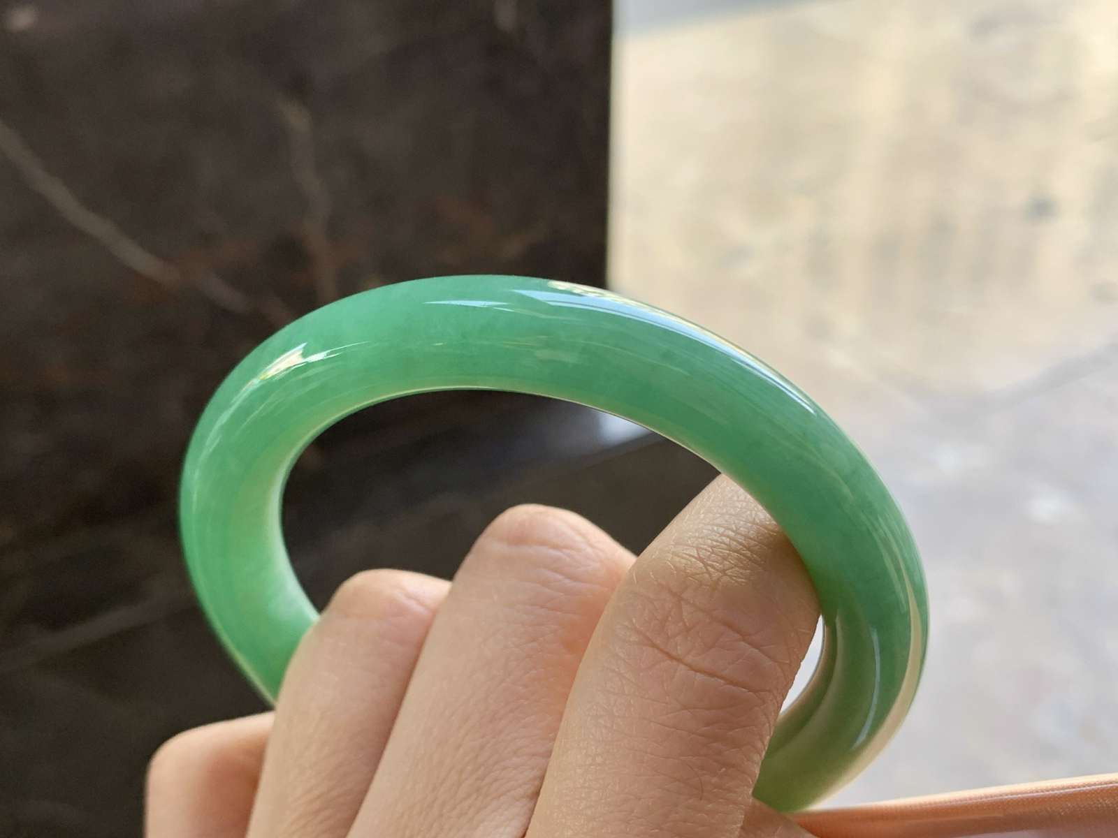 55-10

辣绿色圆条手镯^_^鲜艳 浓郁