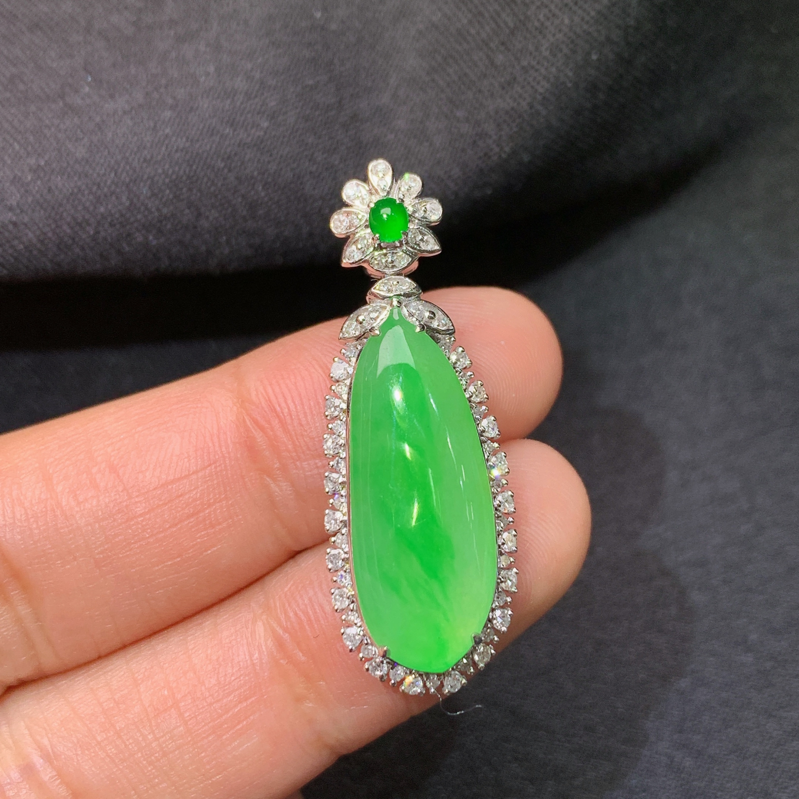 冰阳绿福瓜吊坠，18k金镶嵌，冰润色阳，玉质细腻，种水足，Yh1 尺寸34.6*12.7*7.6