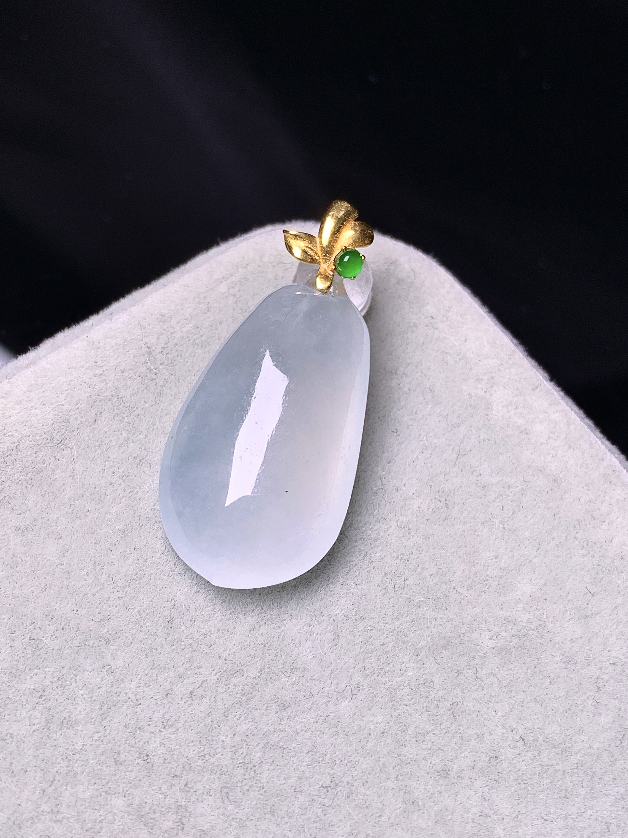 18k金镶嵌冰种福瓜吊坠 玉质细腻 色泽艳丽清新 水润亮眼 整体尺寸26.2*12.2*6.8j2