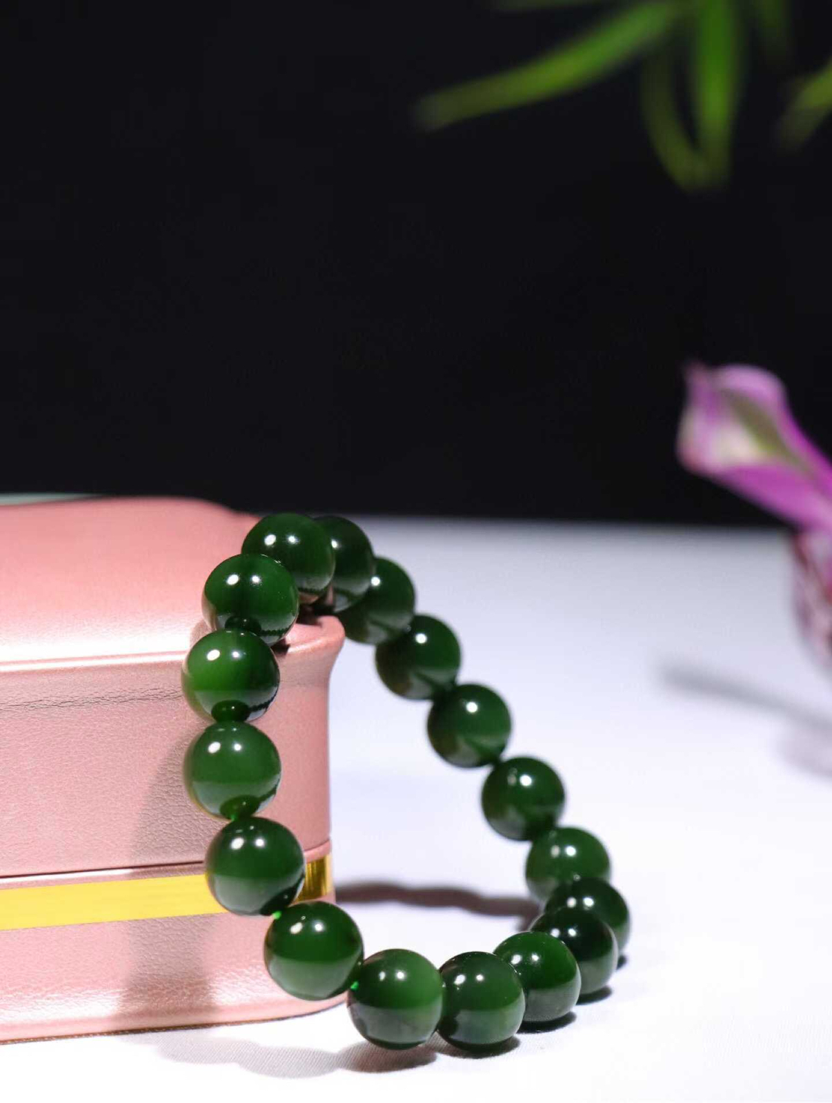 【珠圆玉润】

信誉第一 品质保证️精品和田玉碧玉手串 红皮老料，深菠菜绿，玉质温润细腻  整串打磨圆润，佩戴舒适。珠珠落玉盘，间关莺语花底滑，一生美好时光，无论身在何处，都有它相伴相守。事事顺遂，幸福美满，吉祥如意。
重44.8克   尺寸取一11.7mm  FS178212081250O