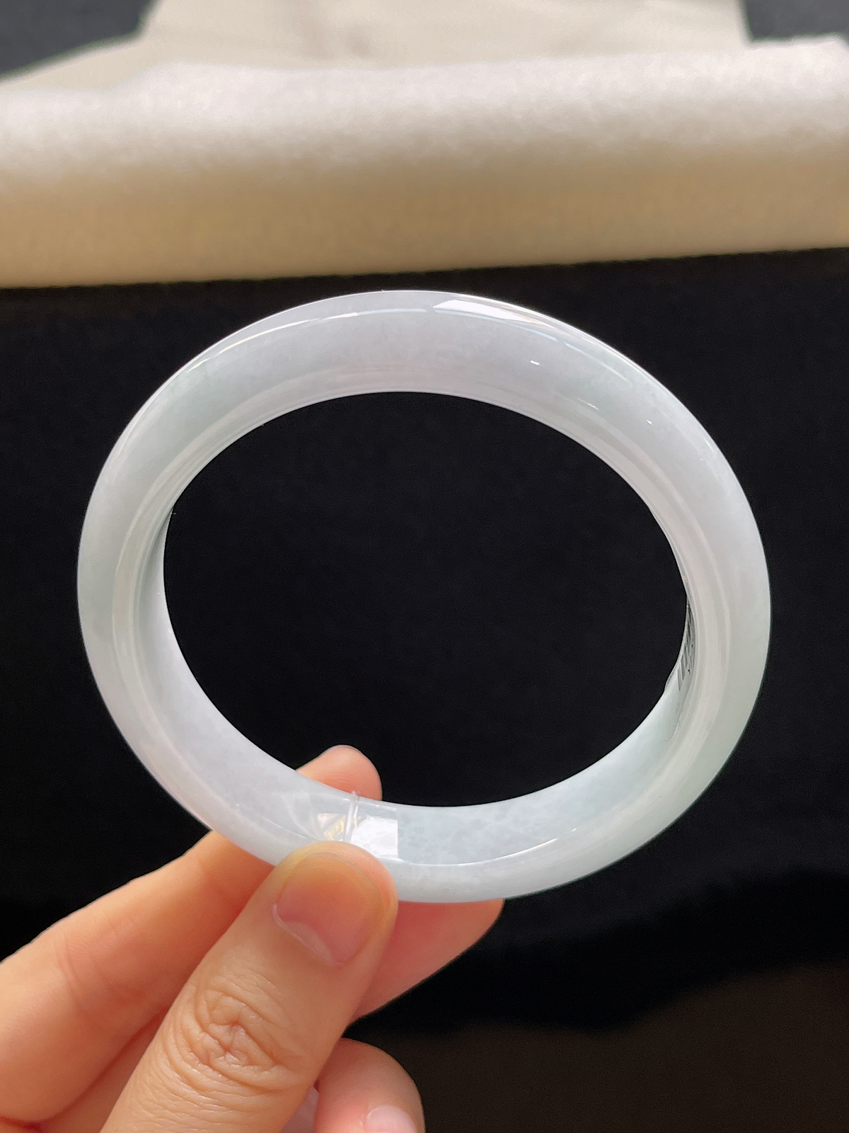 正圈58圈口，翡翠糯化种淡绿色手镯