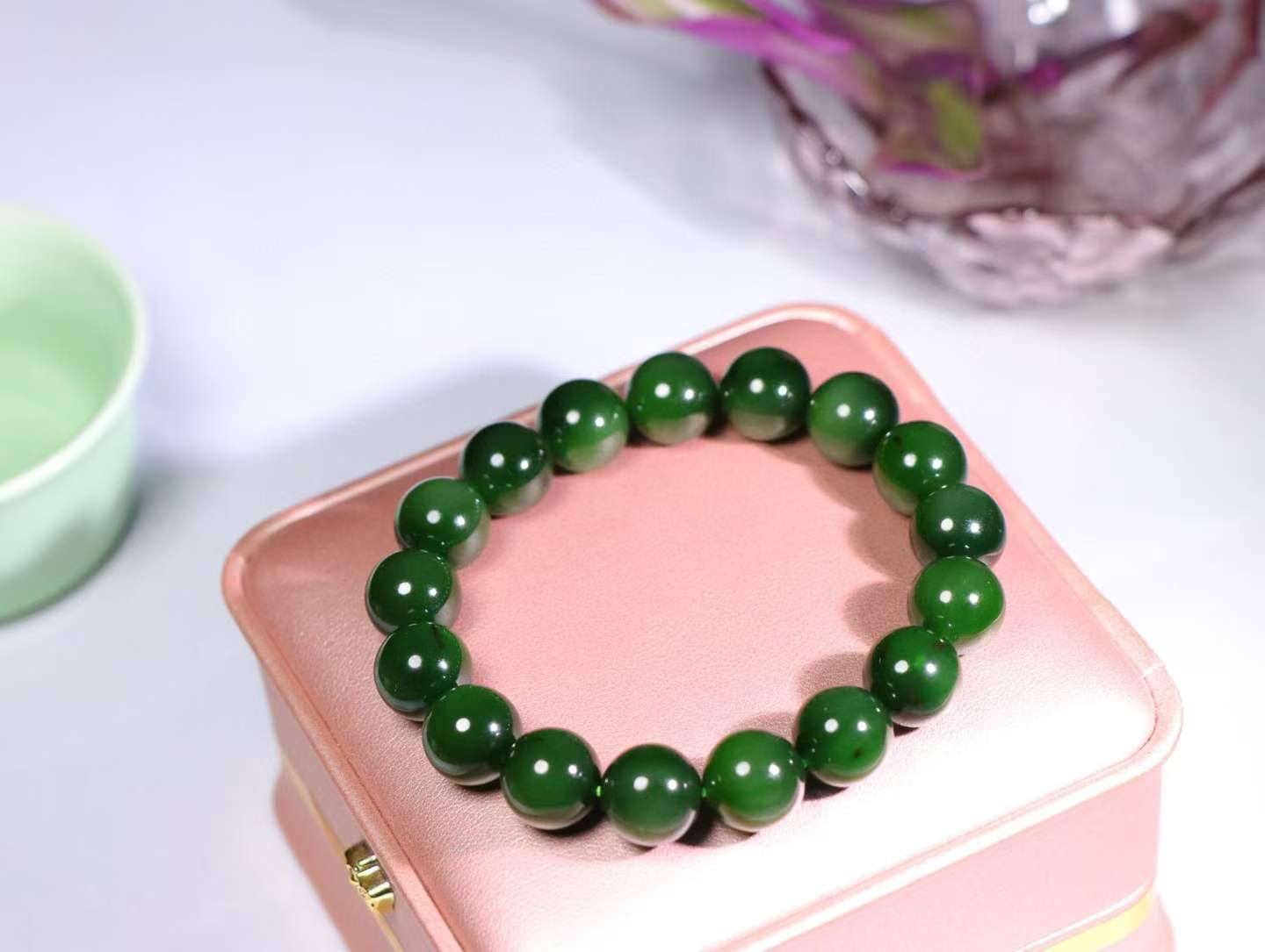 【珠圆玉润】

信誉第一 品质保证️精品和田玉碧玉手串 红皮老料，深菠菜绿，玉质温润细腻  整串打