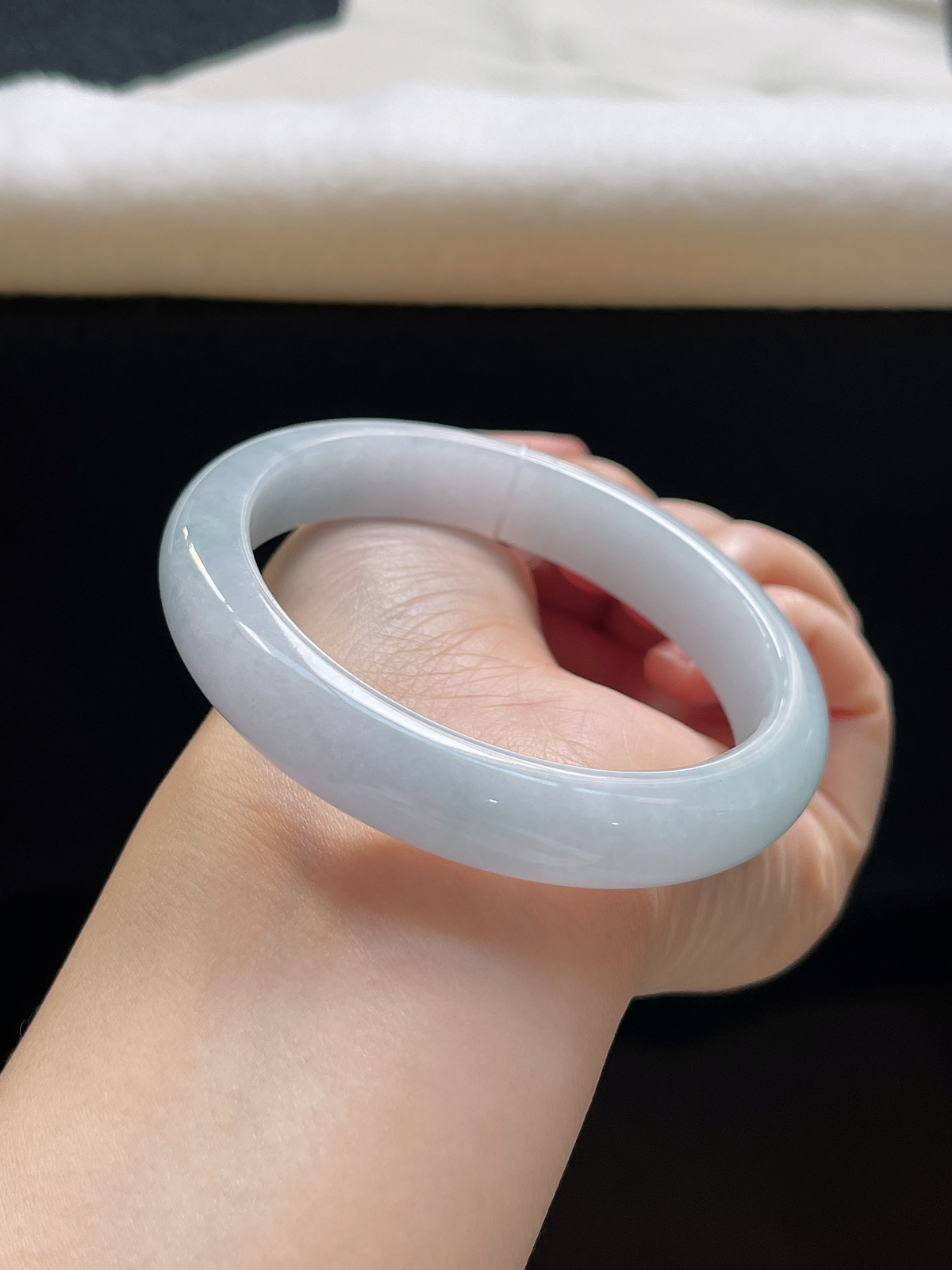 正圈58圈口，翡翠糯化种淡绿色手镯