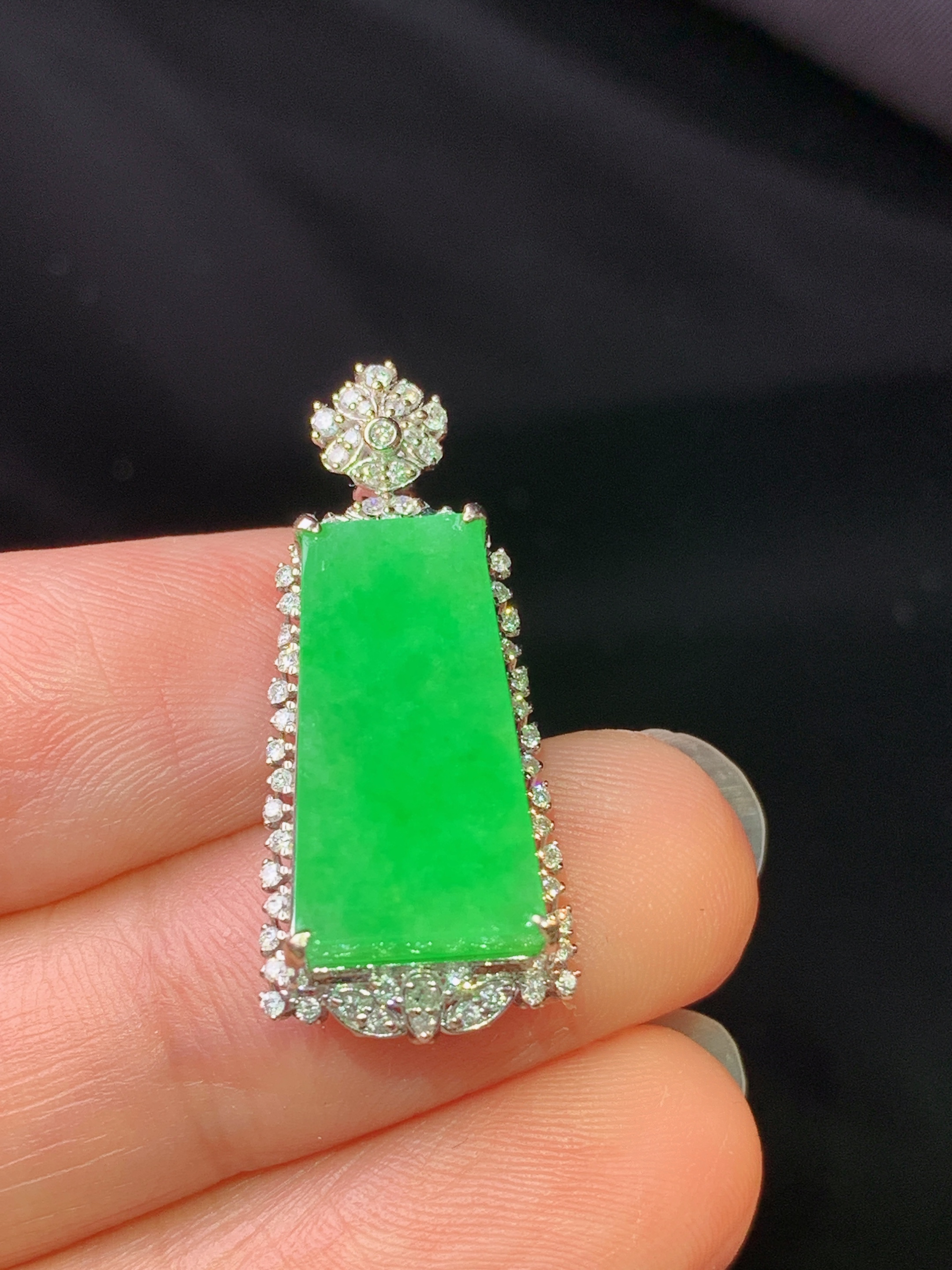 18k金钻镶嵌翠绿无事牌吊坠 玉质细腻 色泽艳丽清新 水润亮眼 整体尺寸28.2*12*7.2j2
