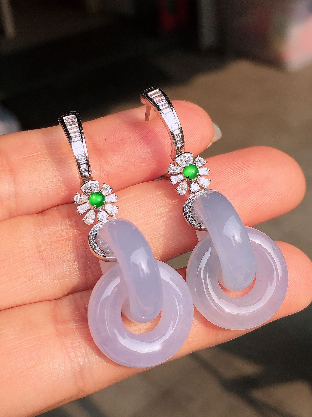 紫罗兰【环环相扣】耳坠，色泽均匀艳丽，玉质细腻，荧光感超
强，饱满圆润，尽显优雅气质，18k
金豪华