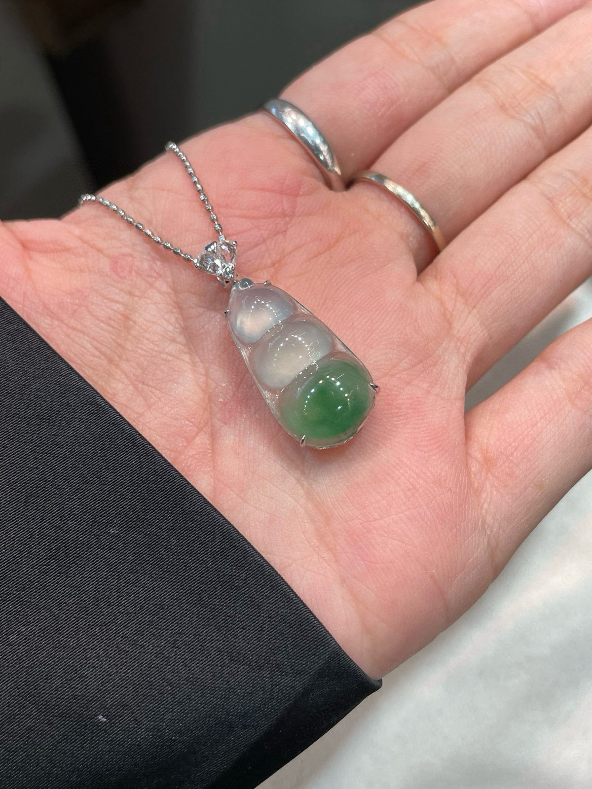 冰种 起光 飘绿花 福豆吊坠 半山半水

18k金简镶嵌