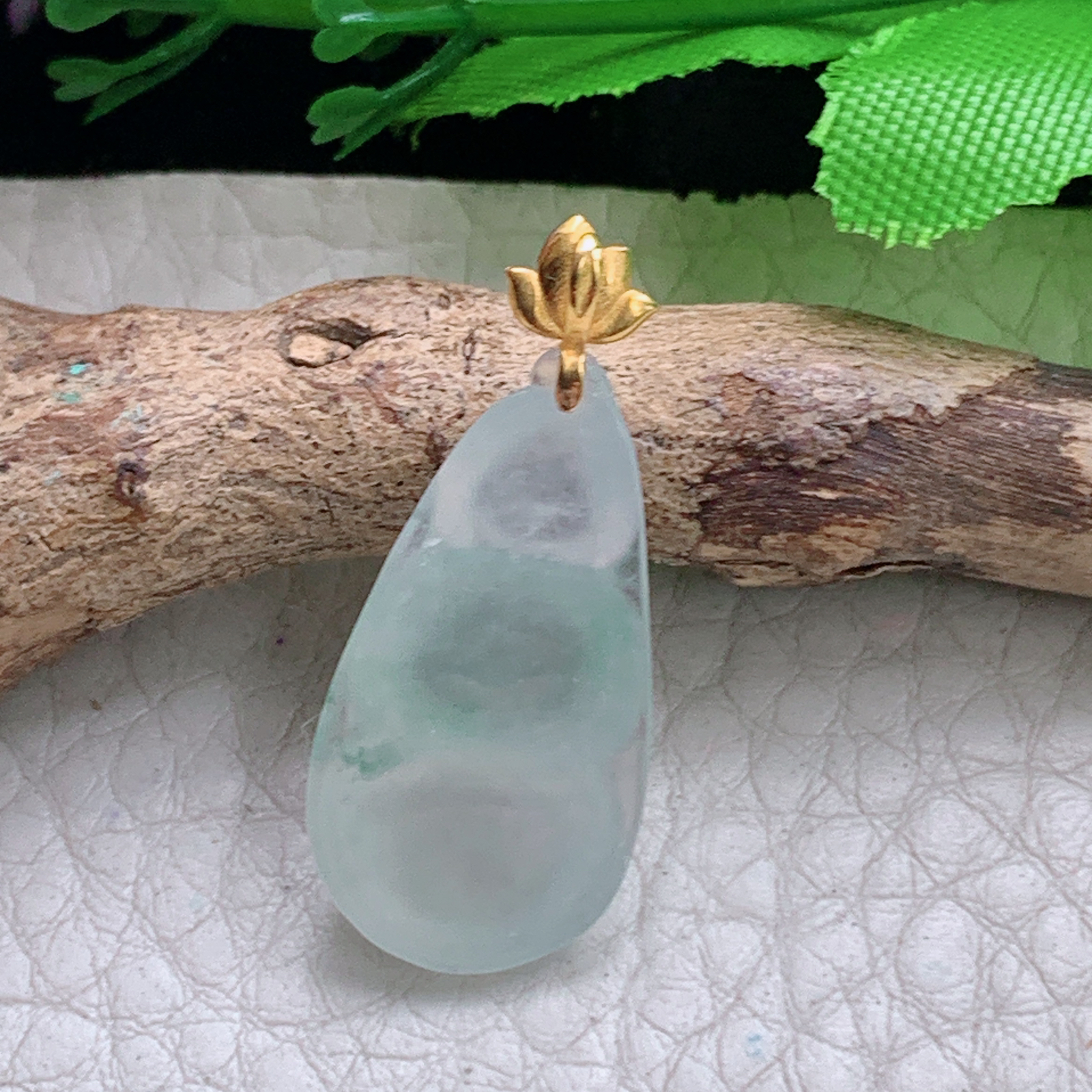 xo实拍30*13.2*5.8缅甸翡翠a货冰种飘花平安豆 翡翠豆荚 状元豆玉挂件 玉坠