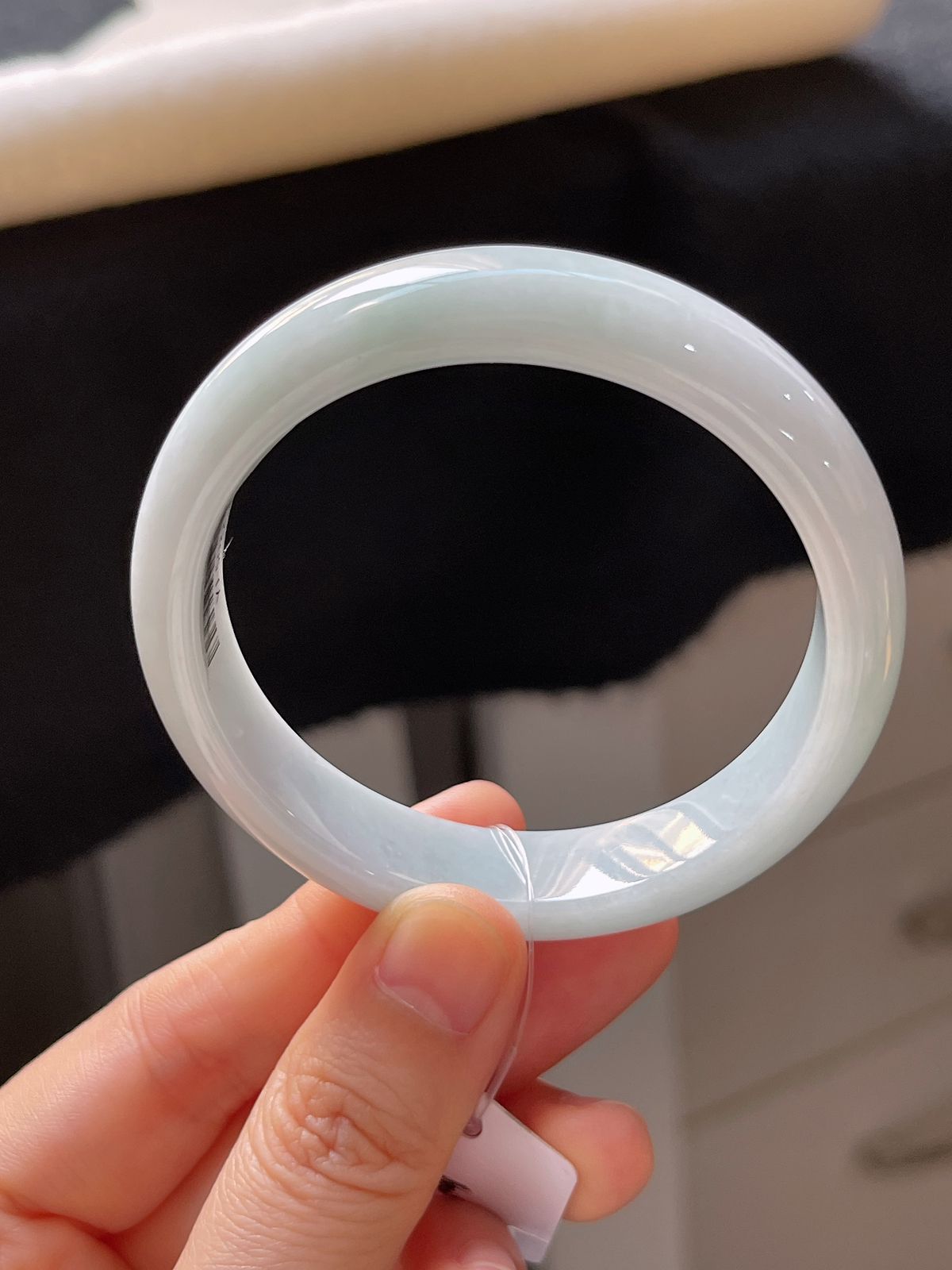 正圈52.4圈口，翡翠糯化种淡绿色手镯