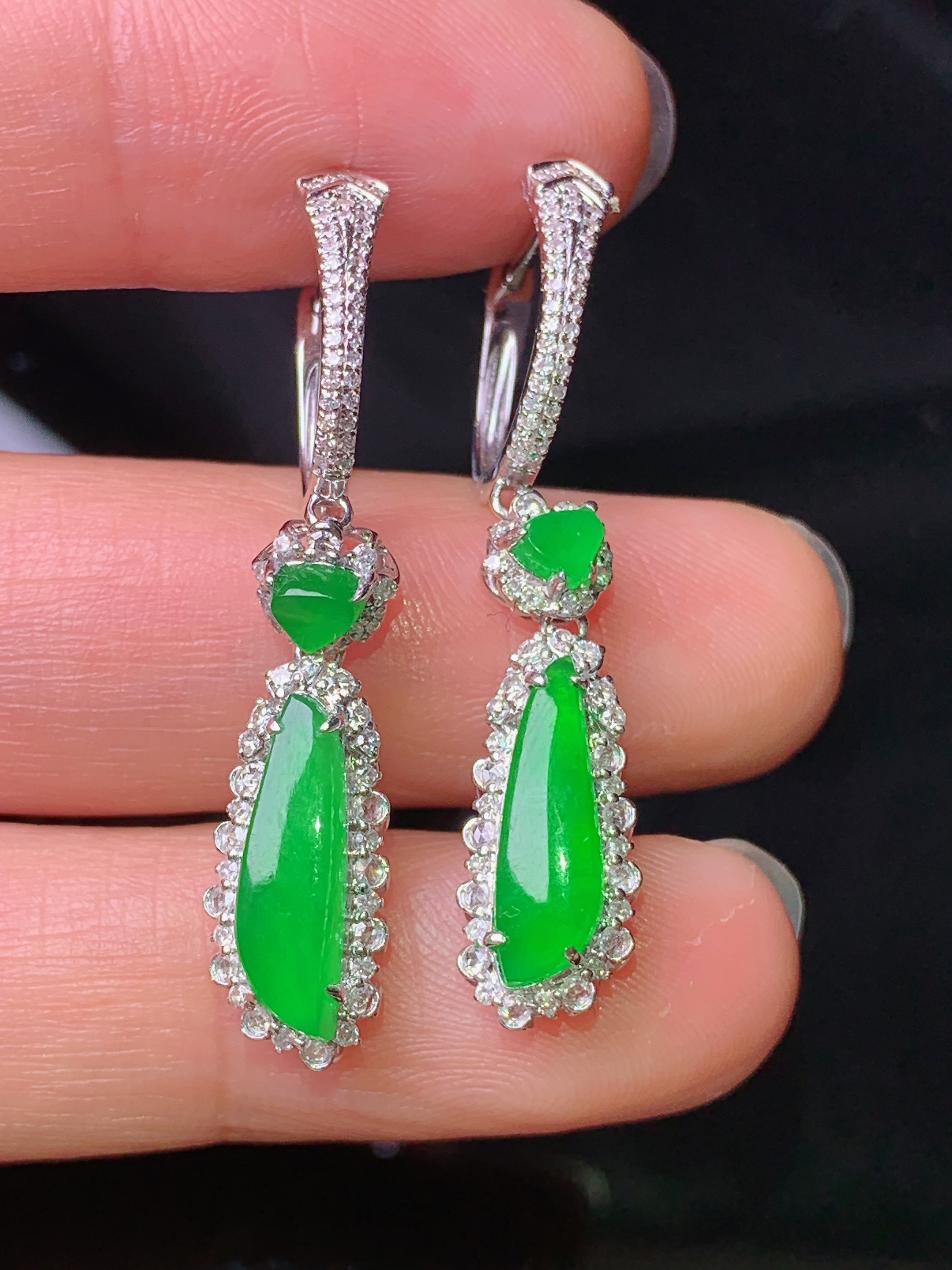 18k金钻镶嵌满绿随形吊坠 玉质细腻 色泽艳丽清新 水润亮眼 整体尺寸35.5*7.3*6.5c2