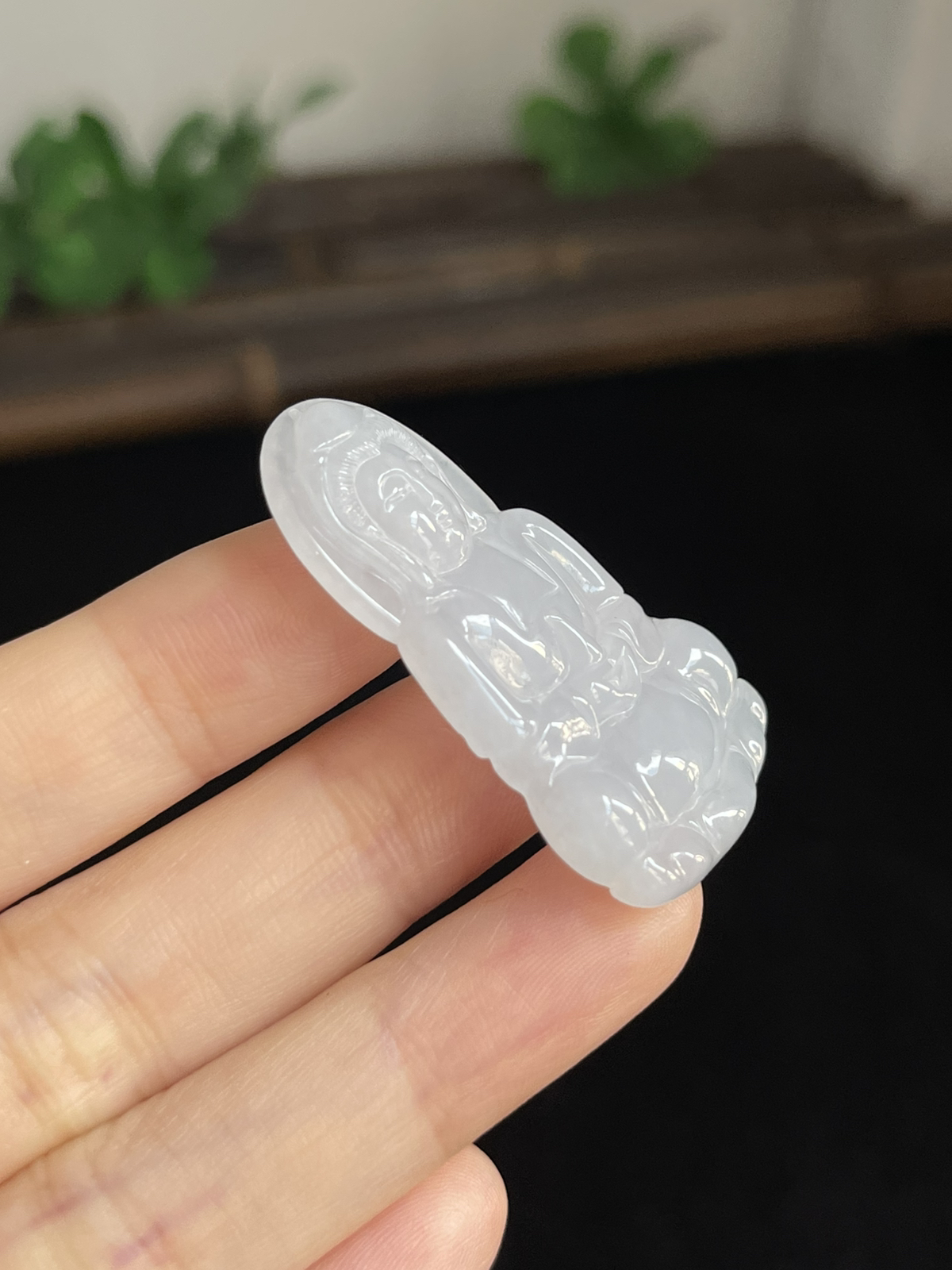 翡翠糯化种白色吊坠