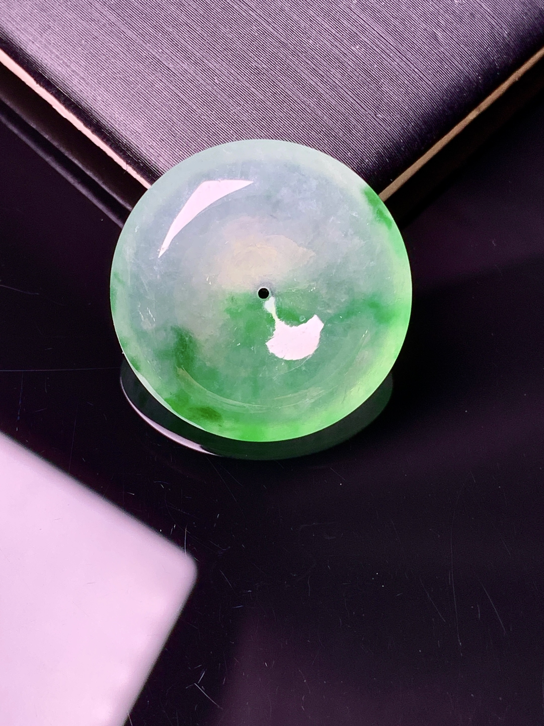 冰种飘绿平安扣吊坠 玉质细腻 色泽艳丽清新 水润亮眼 整体尺寸21.6*6d3