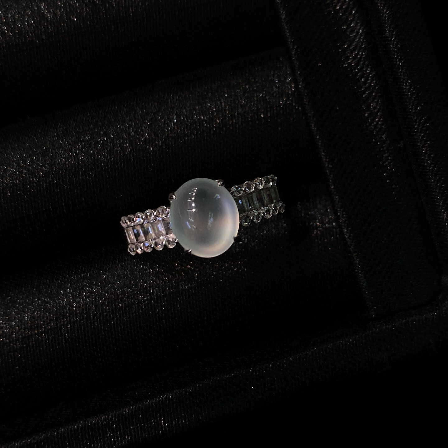 高冰蛋面戒指 
冰纯饱满，温润起光，纯净无暇
18k金镶嵌，佩戴优雅精致
尺寸如图一  实物更美～