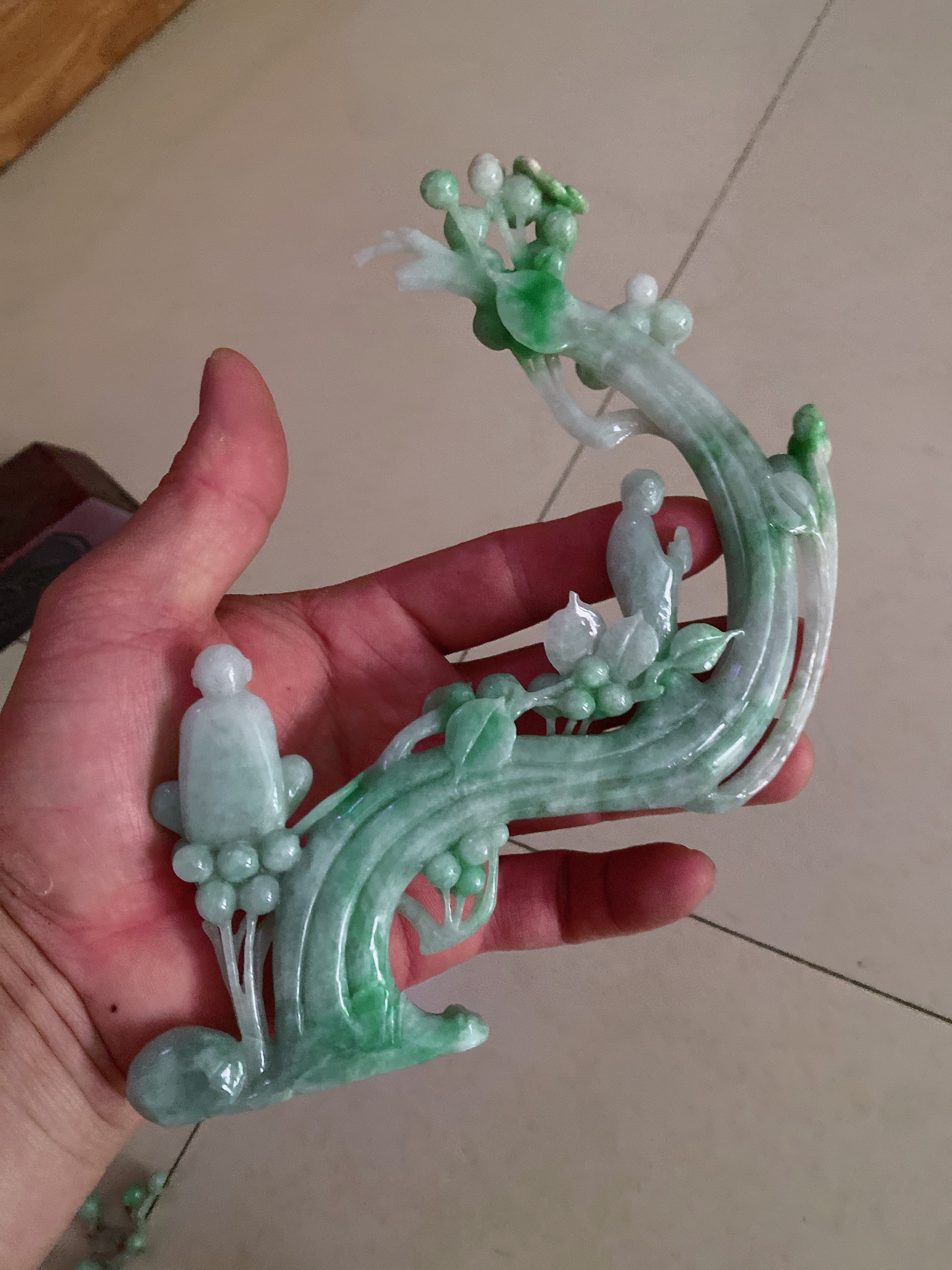 天然翡翠精雕飘绿，俏黄三彩悟道摆件 约裸石尺寸175*140*13mm 精美底座尺寸295*310*80mm，zz以图片为准