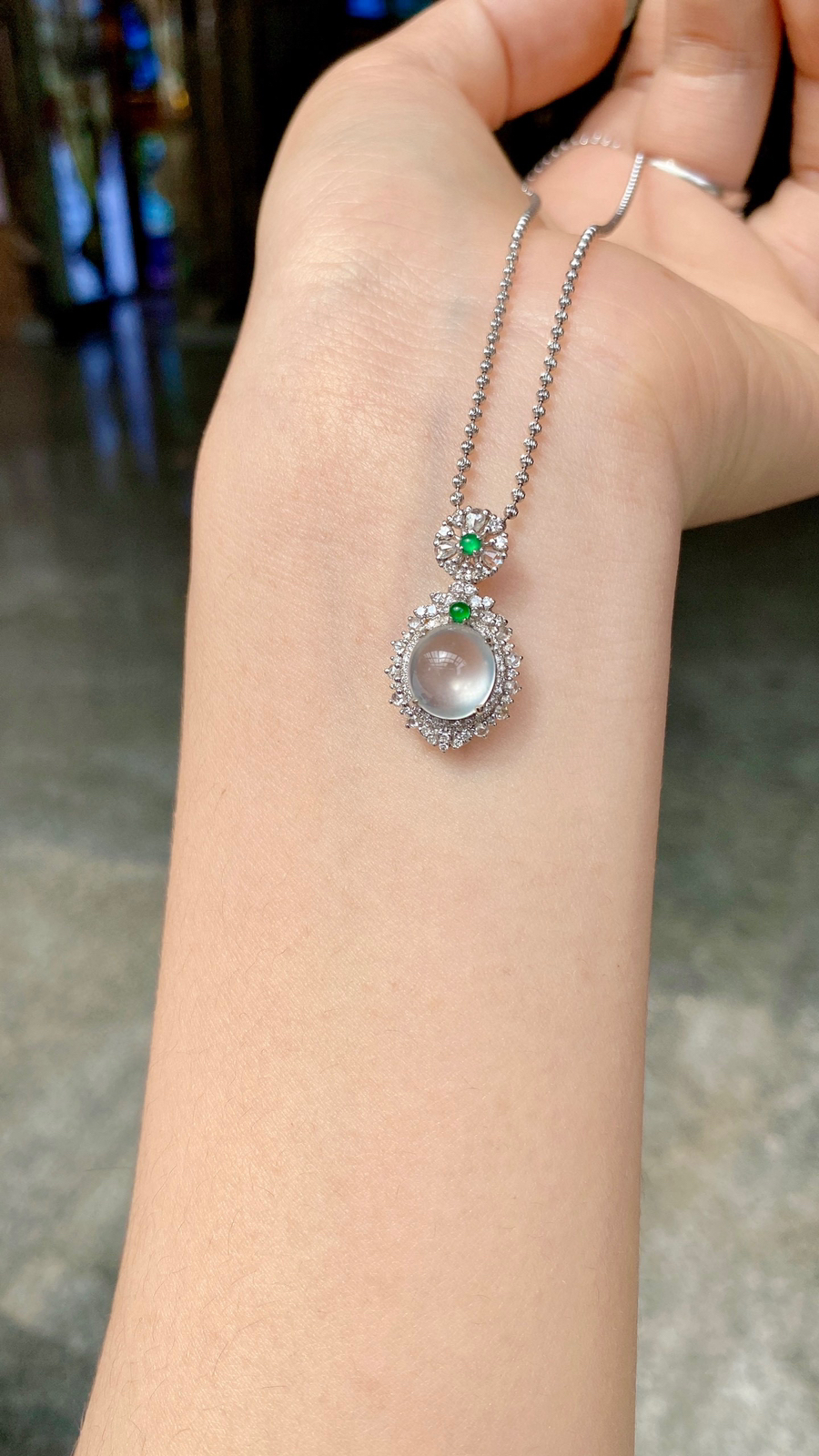 自然光 · 玻璃冰蛋面吊坠
18K · 整：24.1*13.6*9.3mm
          裸：