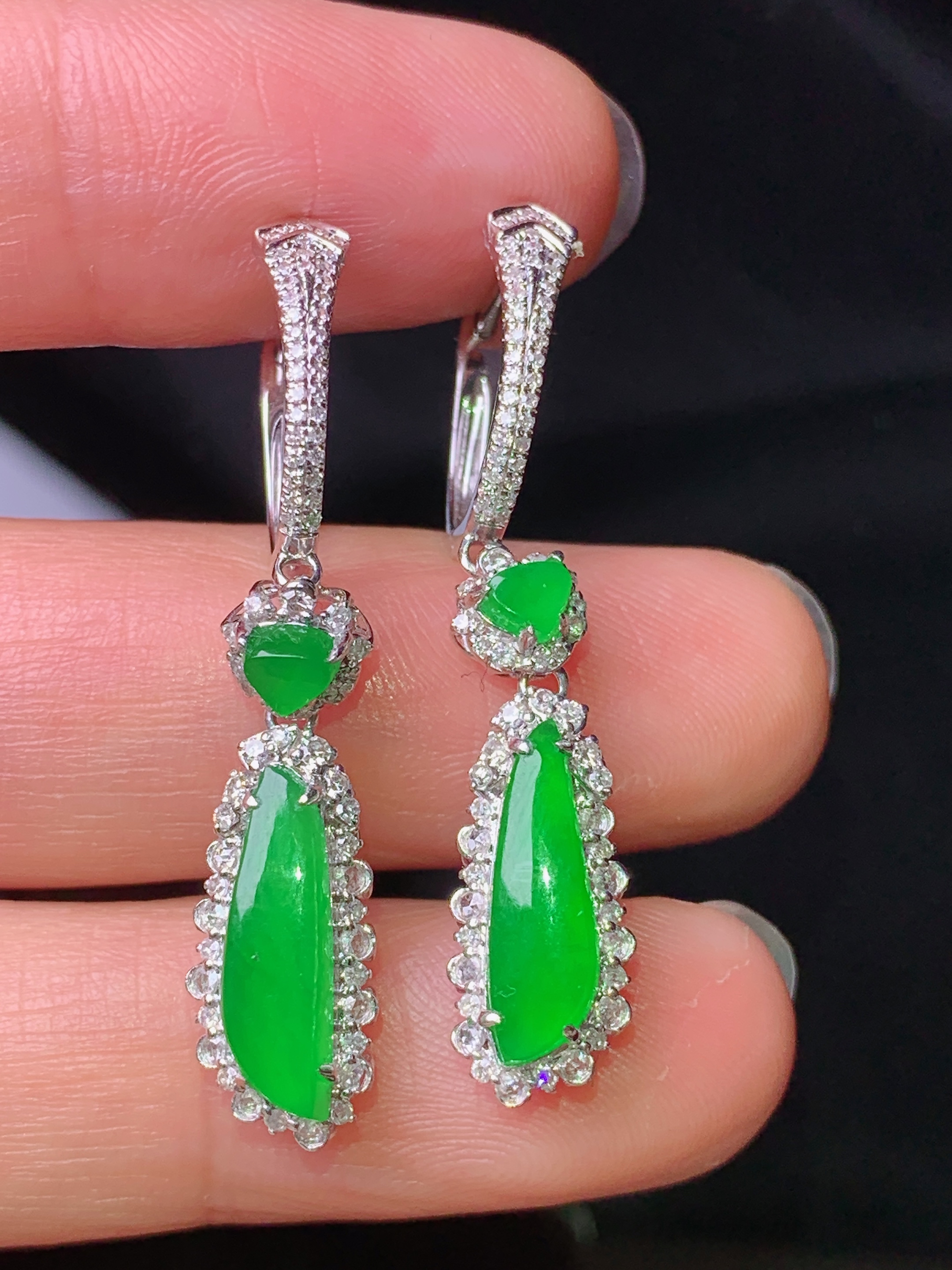 18k金钻镶嵌满绿随形吊坠 玉质细腻 色泽艳丽清新 水润亮眼 整体尺寸35.5*7.3*6.5c2