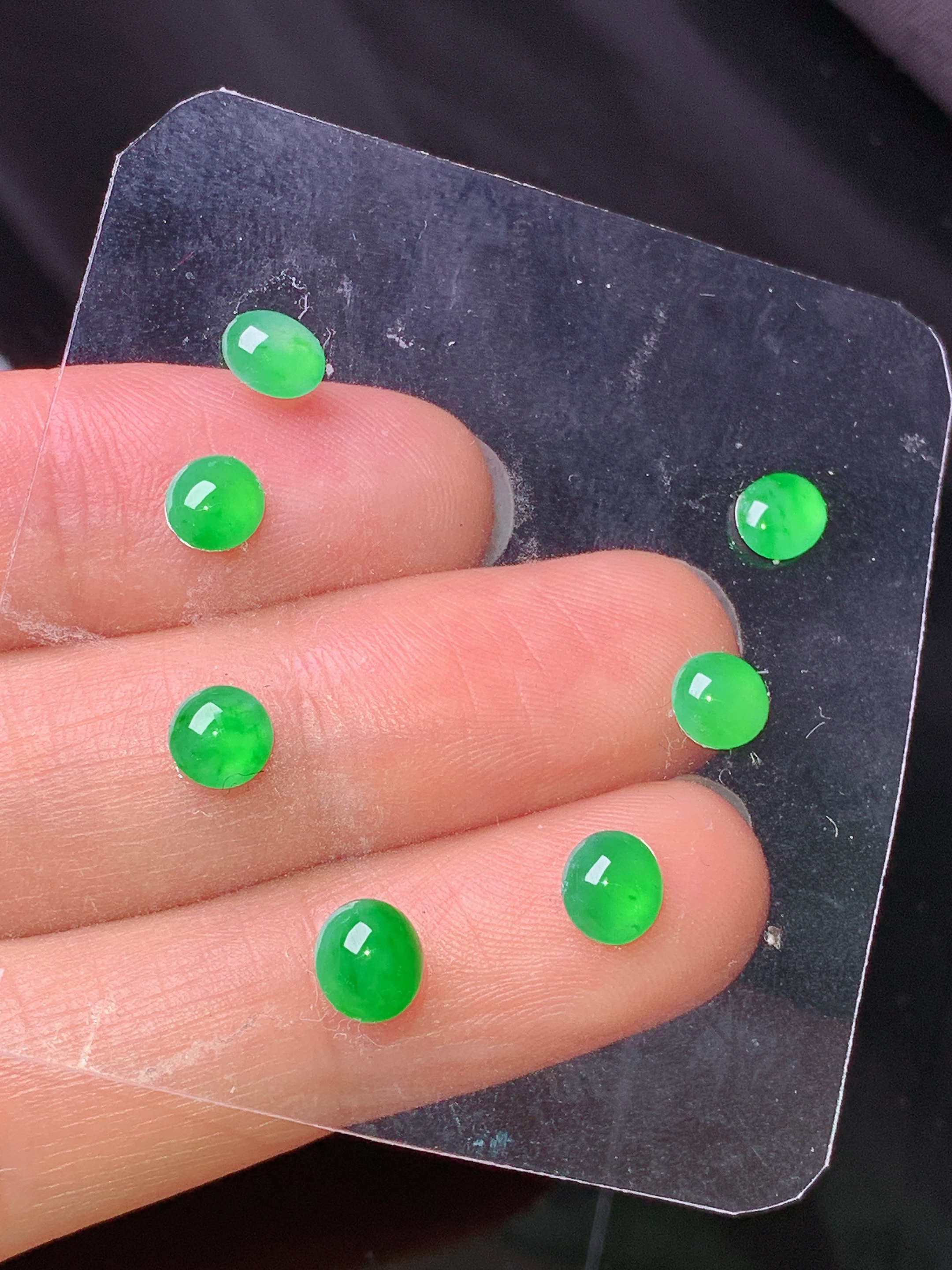 镶嵌款 满绿蛋面一手 玉质细腻 色泽艳丽清新 水润亮眼 整体尺寸5.7*5.2*2.5L2