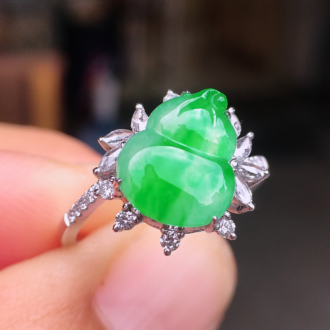 阳绿葫芦戒指，色泽艳丽，玉质细腻，荧光感超
强，饱满圆润，尽显优雅气质，18k
金豪华镶嵌