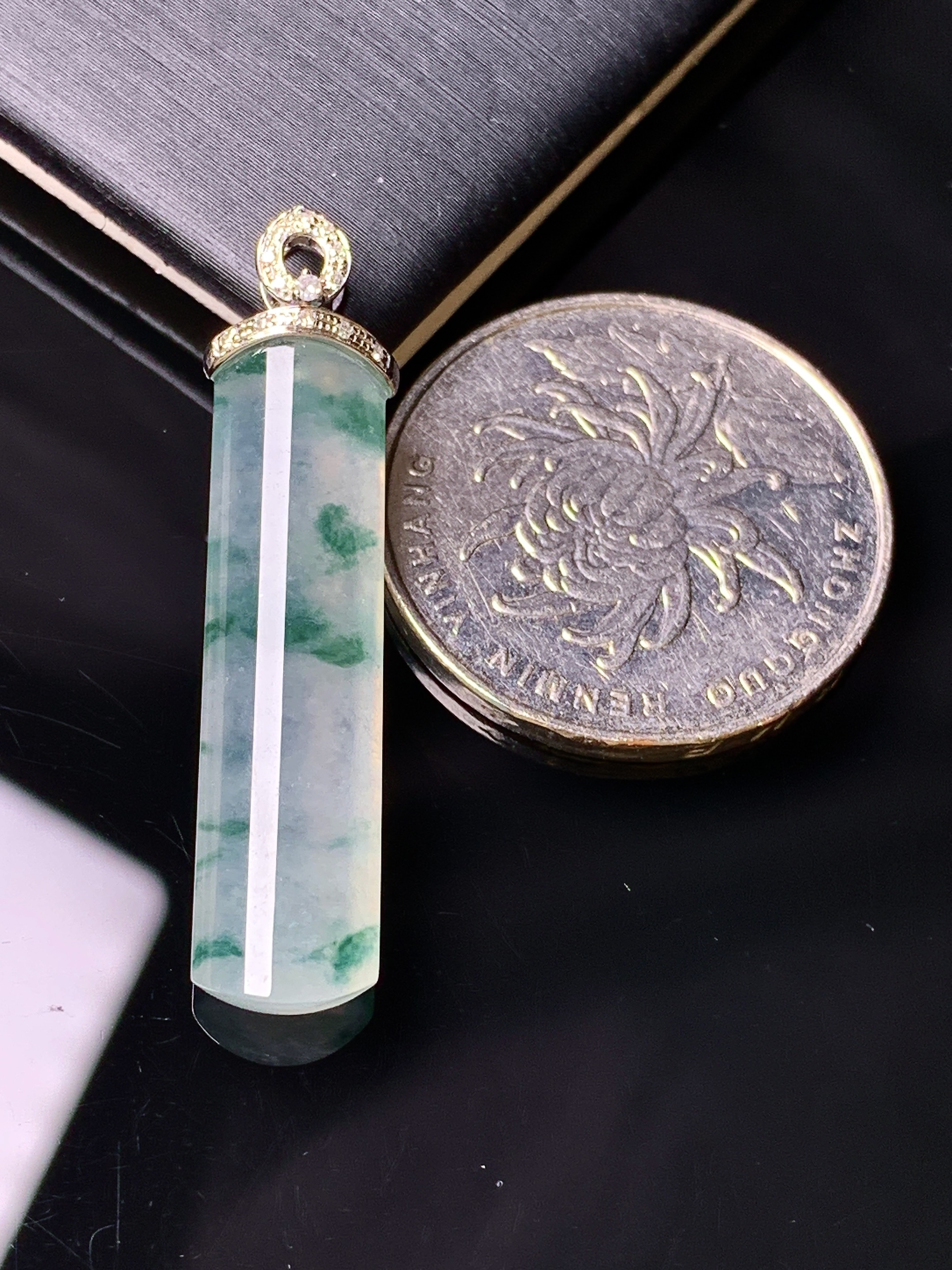 18k金钻镶嵌冰种飘绿玉柱吊坠 玉质细腻 色泽艳丽清新 水润亮眼 整体尺寸36.6*8*4.2b1
