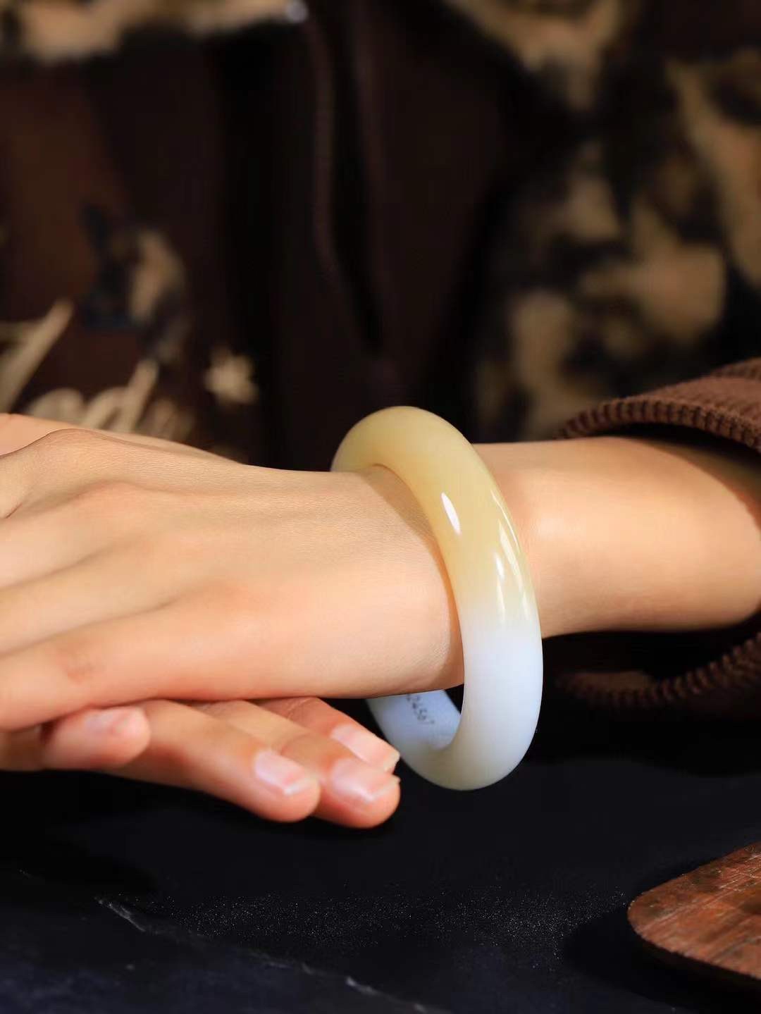 【腕间柔情.手镯】   

精品和田玉糖白玉手镯 玉质温润细腻 油性十足 古朴秀雅 轻抚岁月的栏杆软