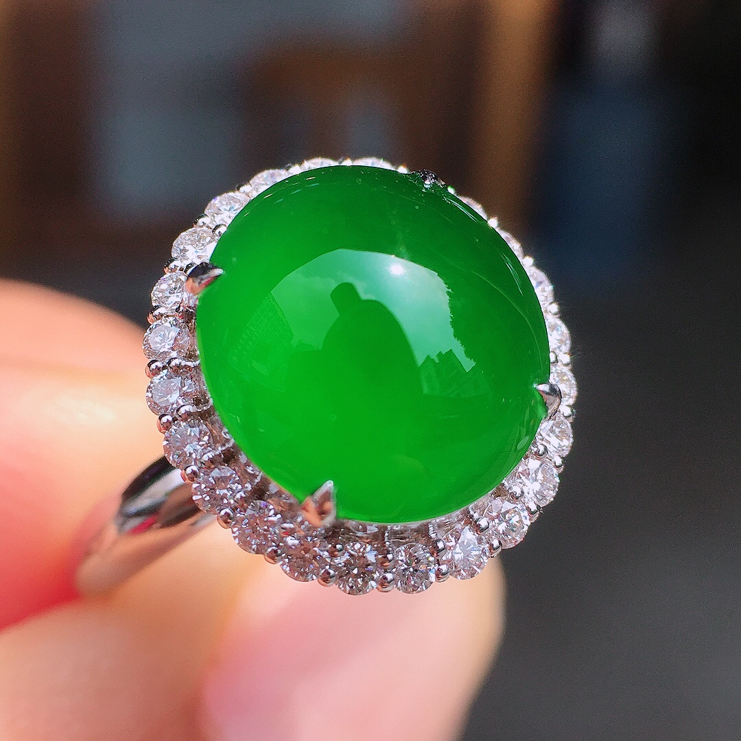 满绿蛋面戒指，色泽均匀艳丽，玉质细腻，荧光感超
强，饱满圆润，尽显优雅气质，18k
金豪华镶嵌