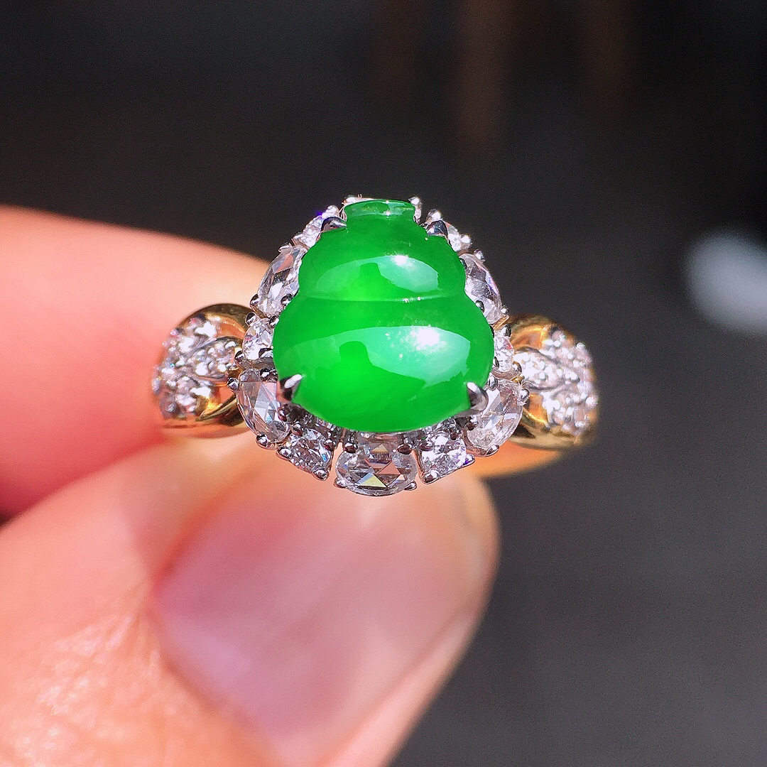 阳绿葫芦戒指，色泽均匀艳丽，玉质细腻，荧光感超
强，饱满圆润，尽显优雅气质，18k
金豪华镶嵌