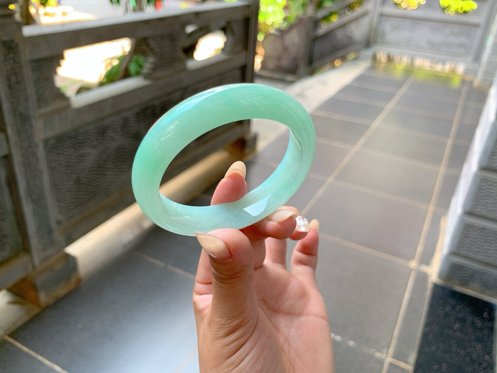 ｜54圈口
满色冰绿晴，颜色清新自然，甜美可爱，底妆冰润细腻，局部夹点黄翡很亮眼，