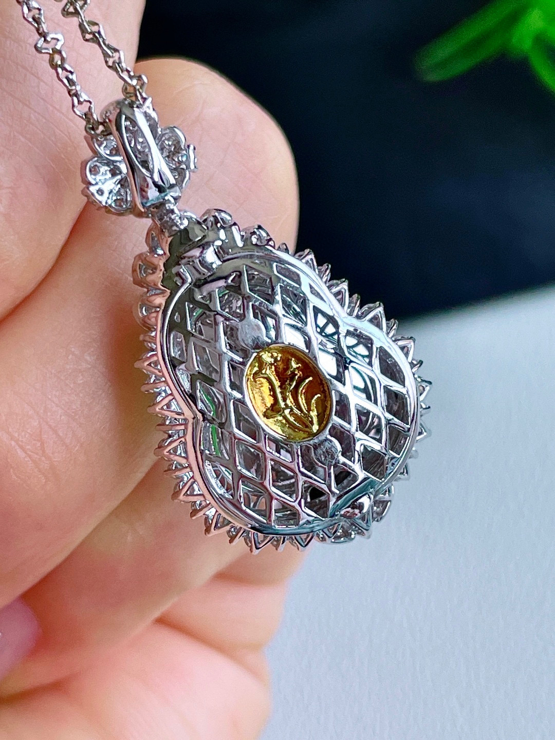 高冰甜阳绿葫芦吊坠  

【整体】33-19-12.8
【裸石】17.8-15.4-5.7