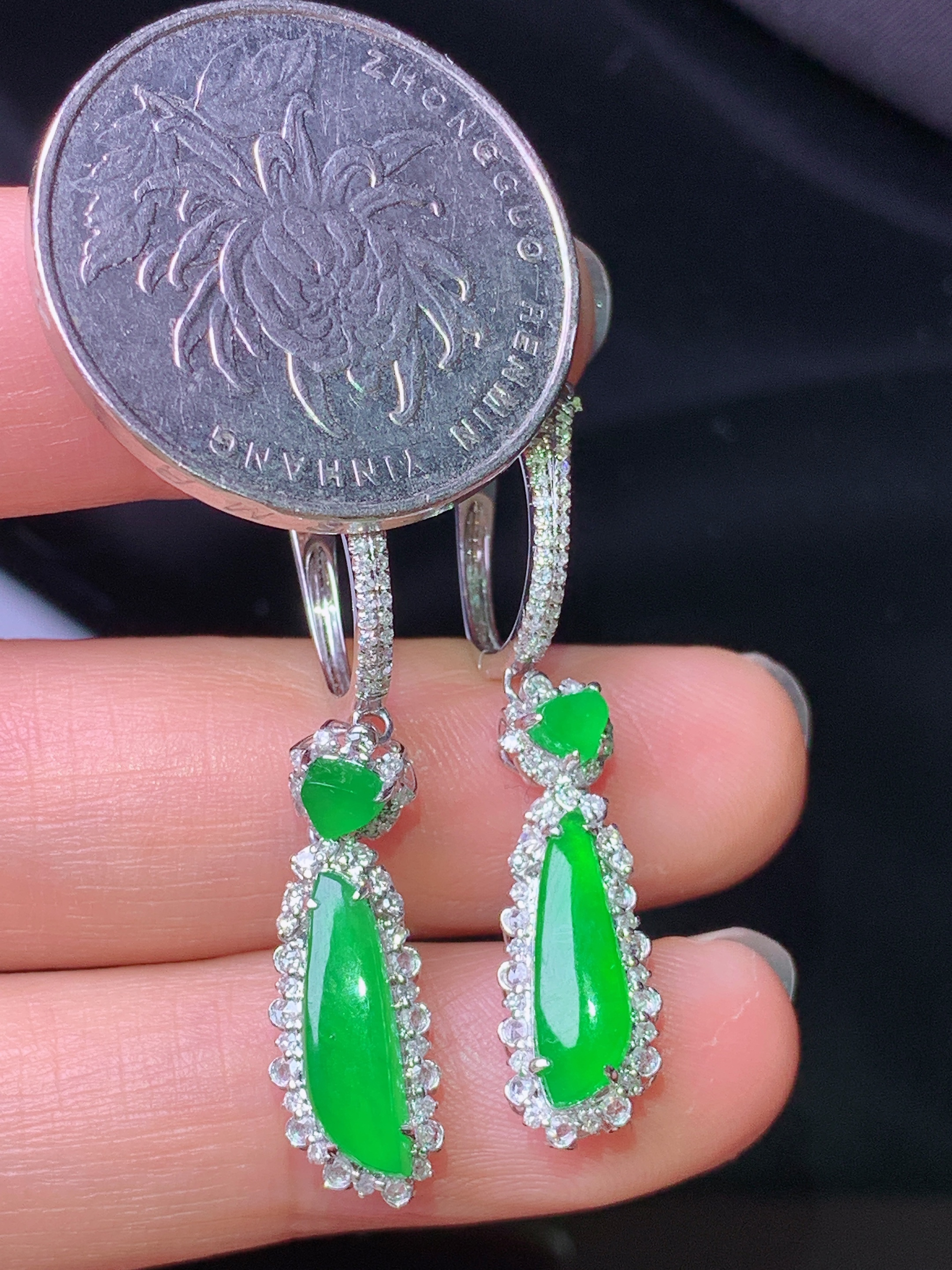 18k金钻镶嵌满绿随形吊坠 玉质细腻 色泽艳丽清新 水润亮眼 整体尺寸35.5*7.3*6.5c2