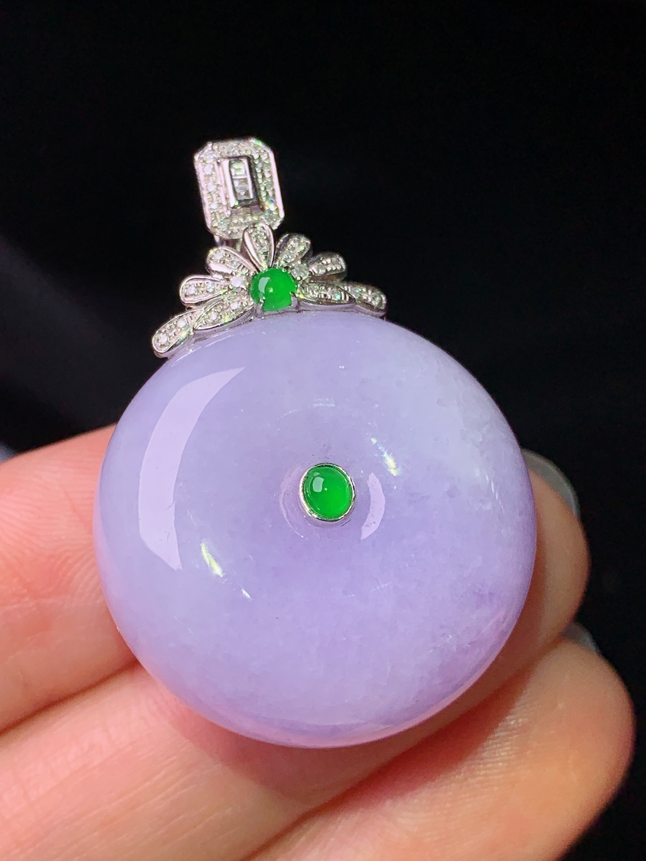 18k金钻镶嵌紫罗兰平安扣吊坠 玉质细腻 色泽艳丽清新 水润亮眼 整体尺寸35*24.5*12.5b