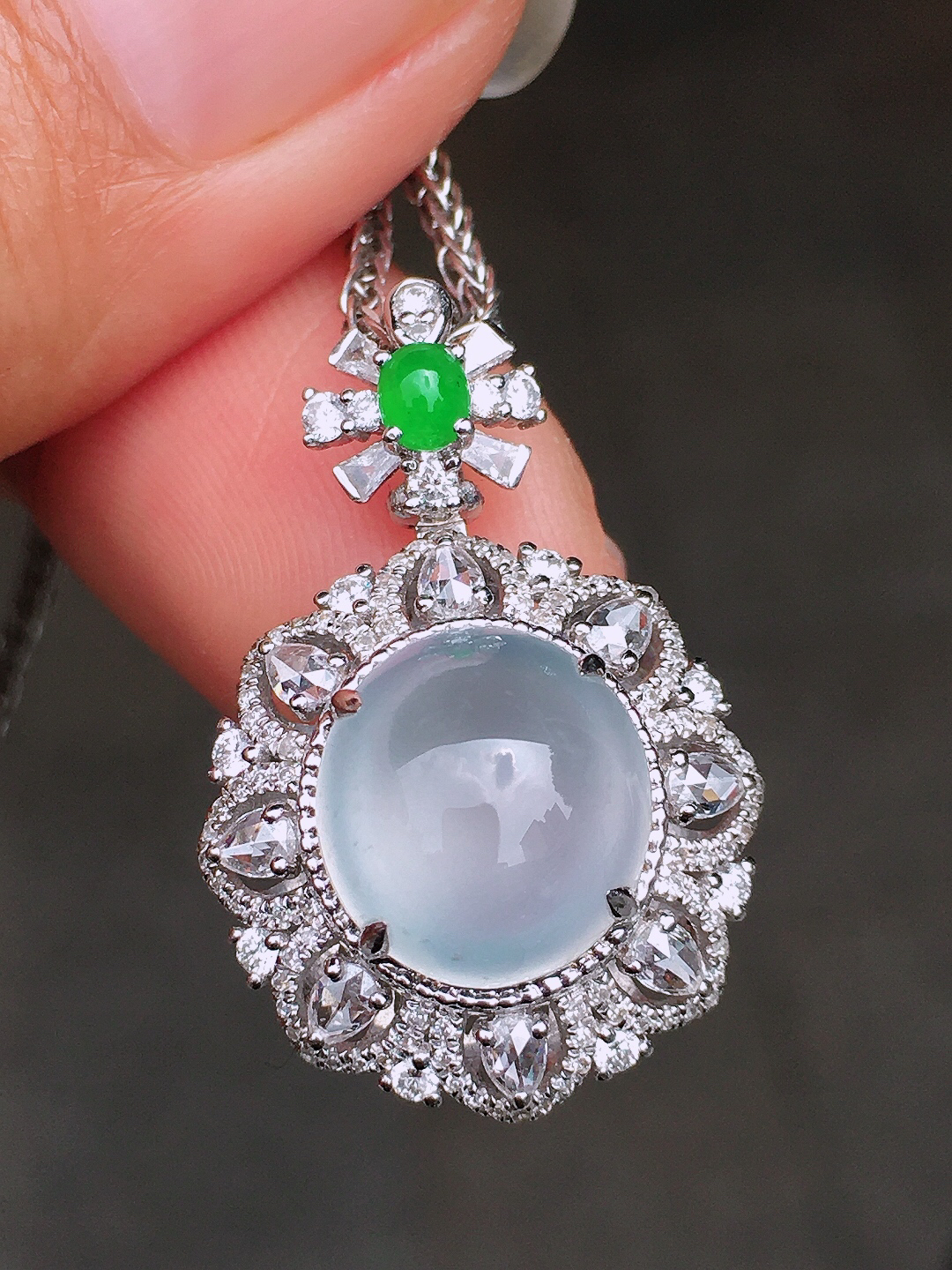 冰种蛋面吊坠，玉质细腻，荧光感超
强，饱满圆润，尽显优雅气质，18k
金豪华镶嵌