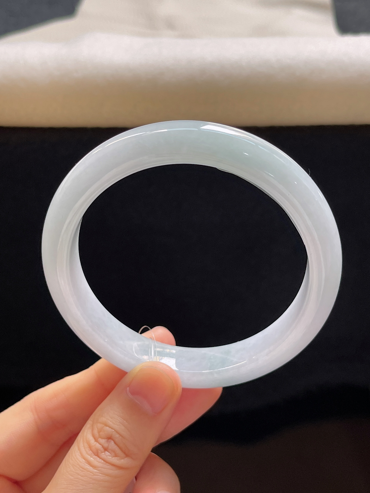 正圈58圈口，翡翠糯化种淡绿色手镯