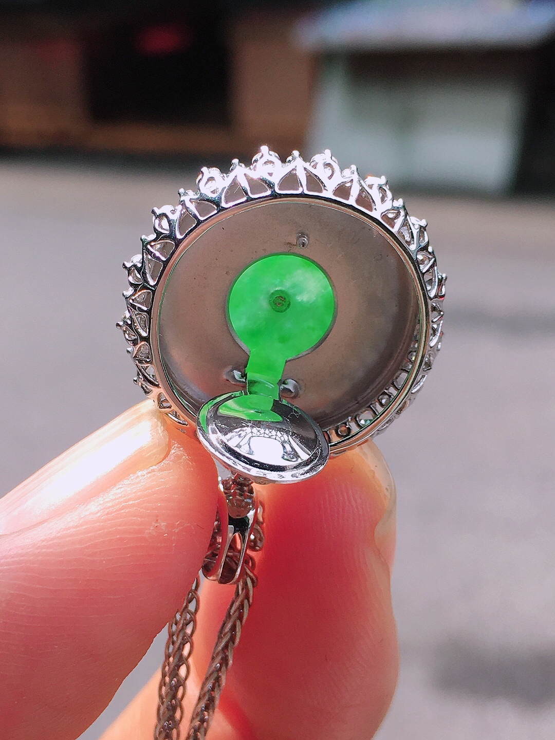 阳绿平安扣吊坠，色泽均匀艳丽，玉质细腻，荧光感超
强，饱满圆润，尽显优雅气质，18k
金豪华镶嵌