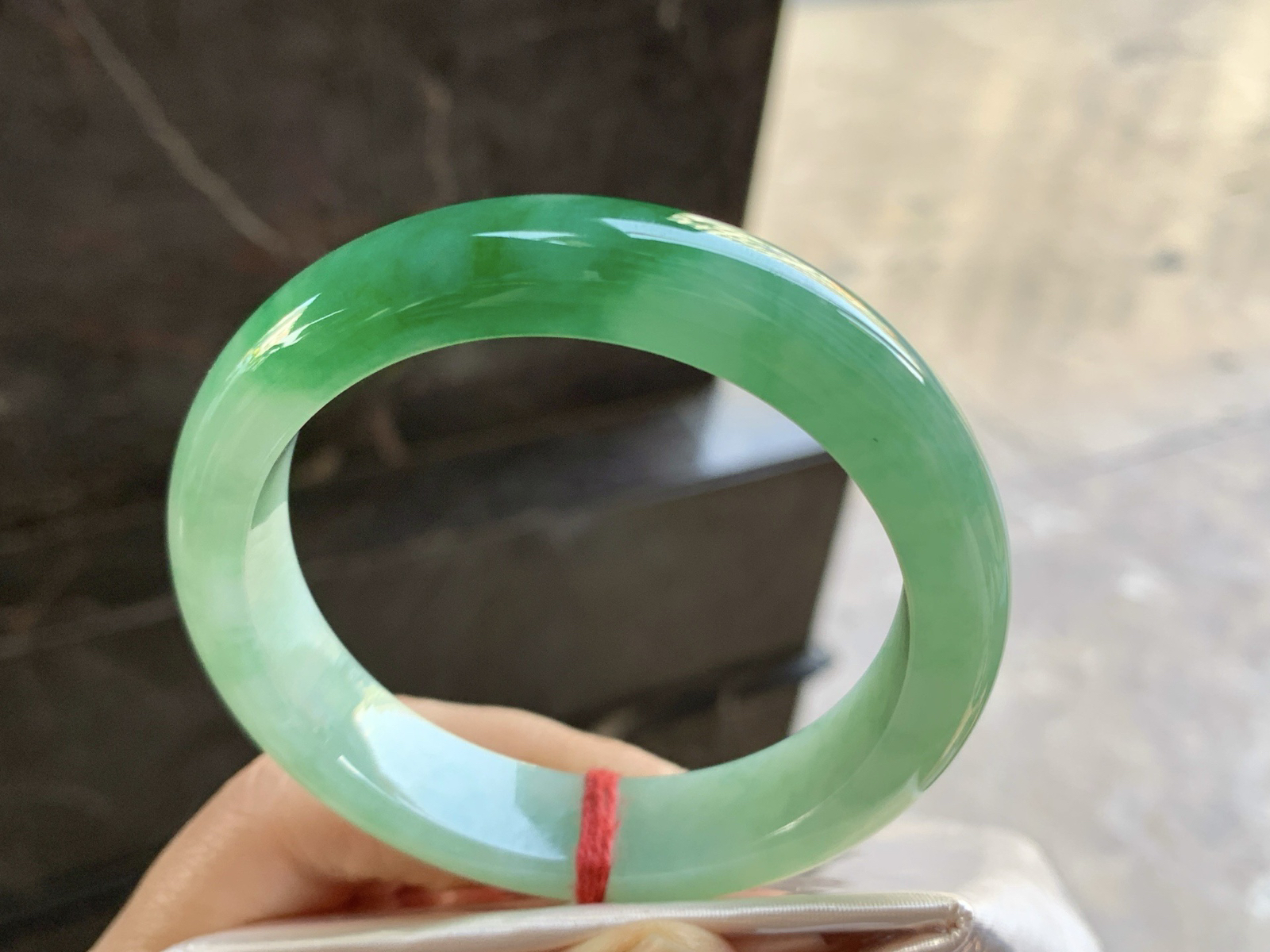 56-12.6-8.2

辣绿色手镯^_^鲜艳 玉质温润