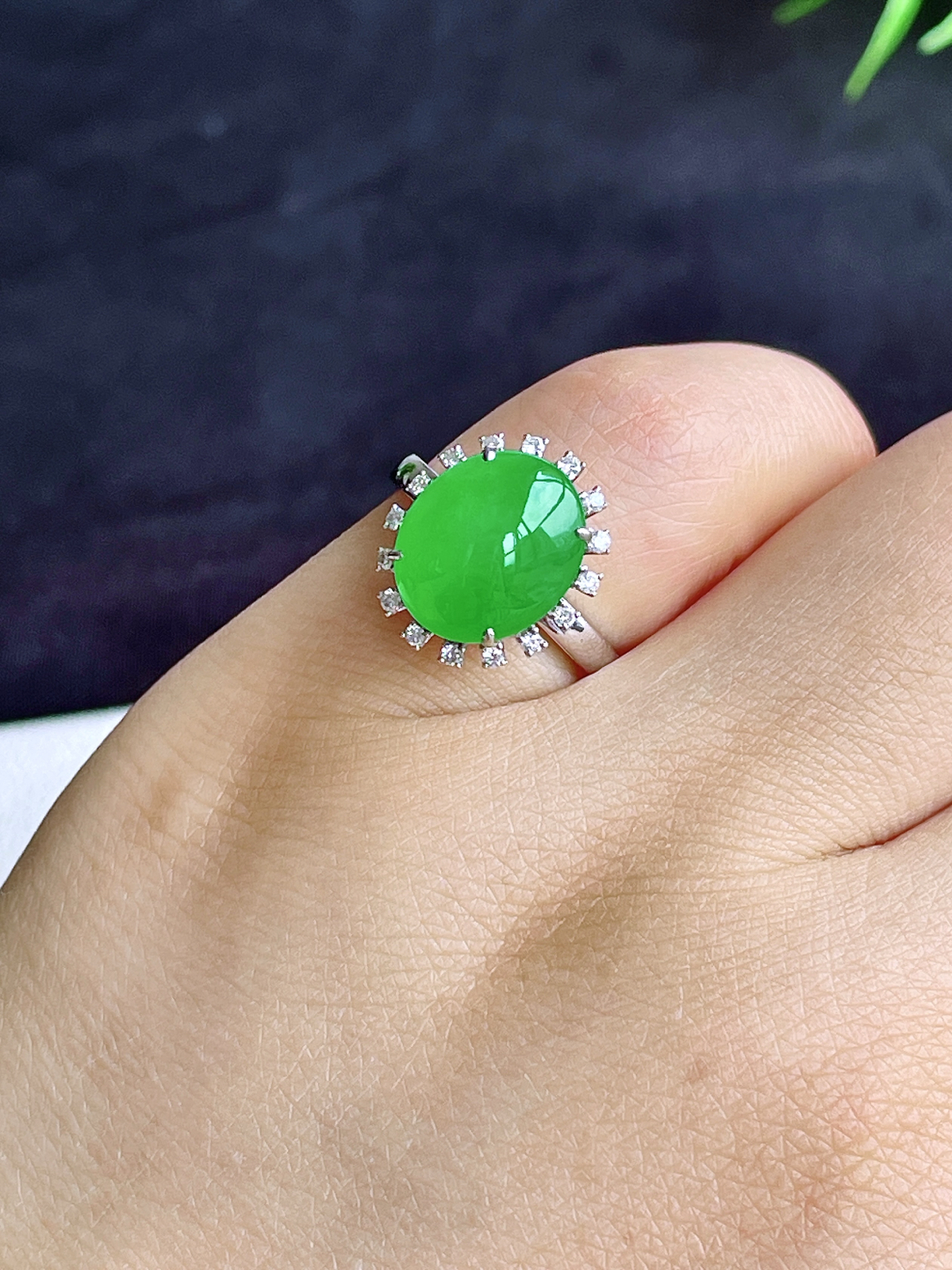 【镶嵌】高冰阳绿蛋面戒指 
【说明】18k金镶嵌 性价比高  
【整体】14.6-12.7-11.