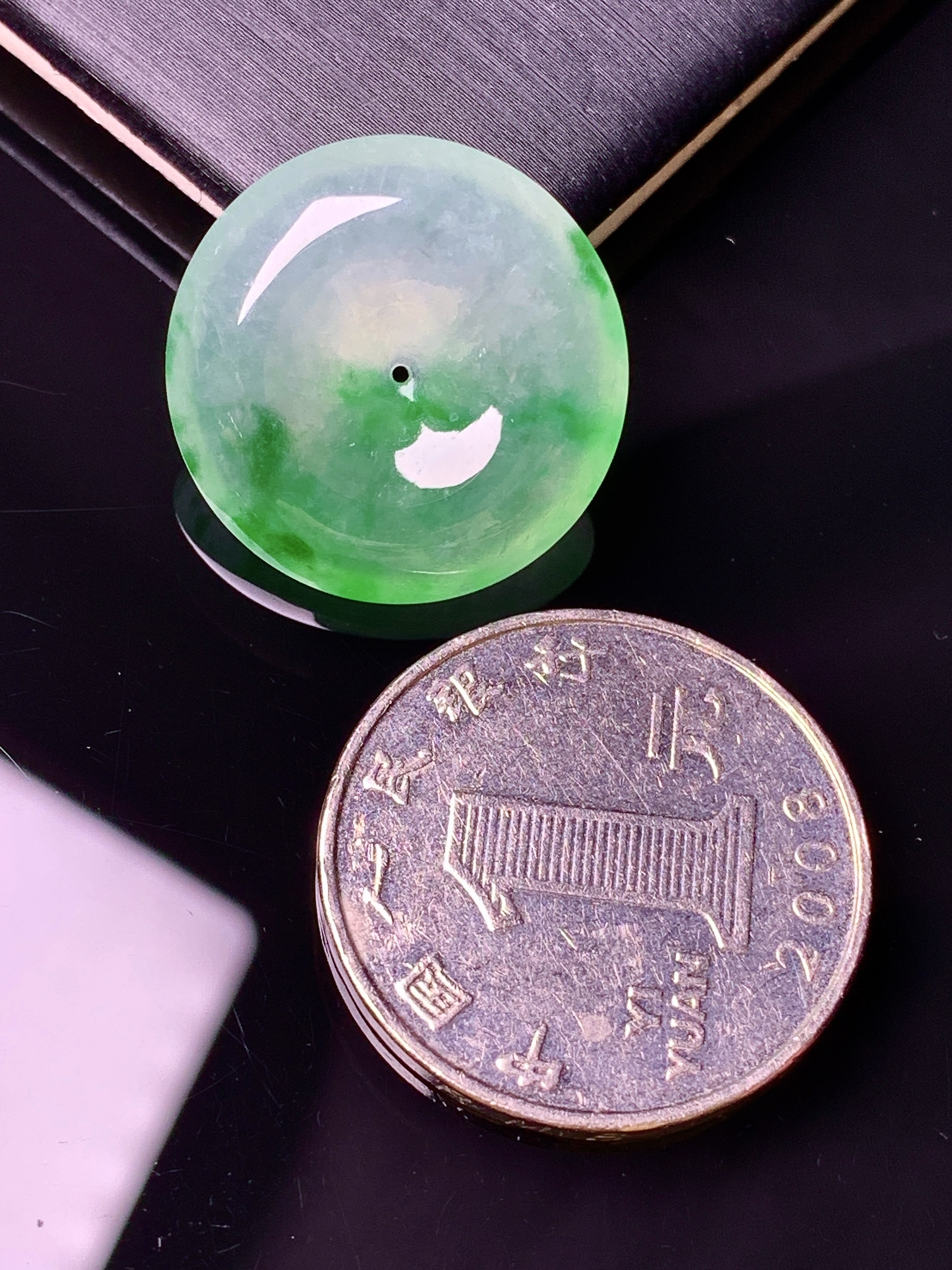 冰种飘绿平安扣吊坠 玉质细腻 色泽艳丽清新 水润亮眼 整体尺寸21.6*6d3