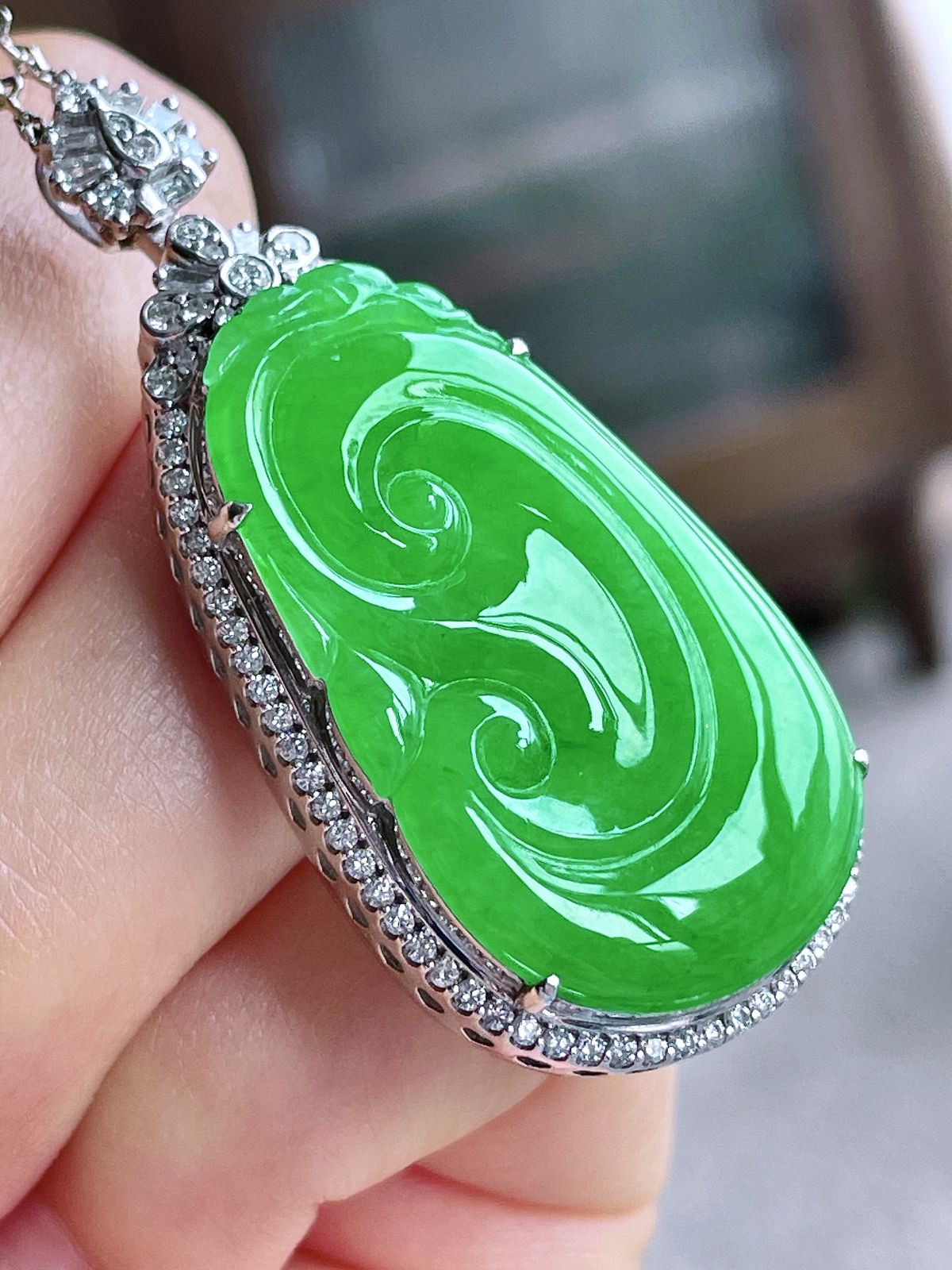 【镶嵌】高冰阳绿如意吊坠  
【说明】缅料 18k金镶嵌 性价比高  
【整体】48-22.4-10.4
【裸石】33.6-20-3.7