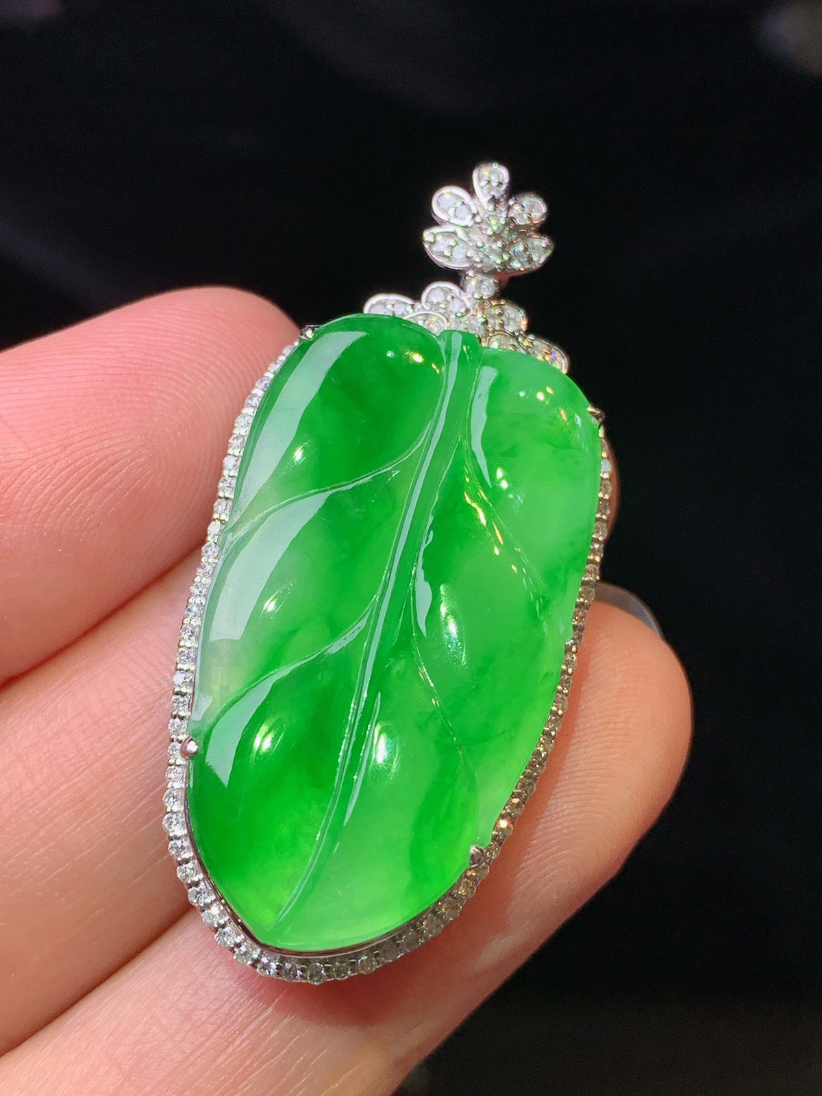 18k金钻镶嵌翠绿树叶吊坠 玉质细腻 色泽清新艳丽 整体尺寸42.2*19.3*7.5