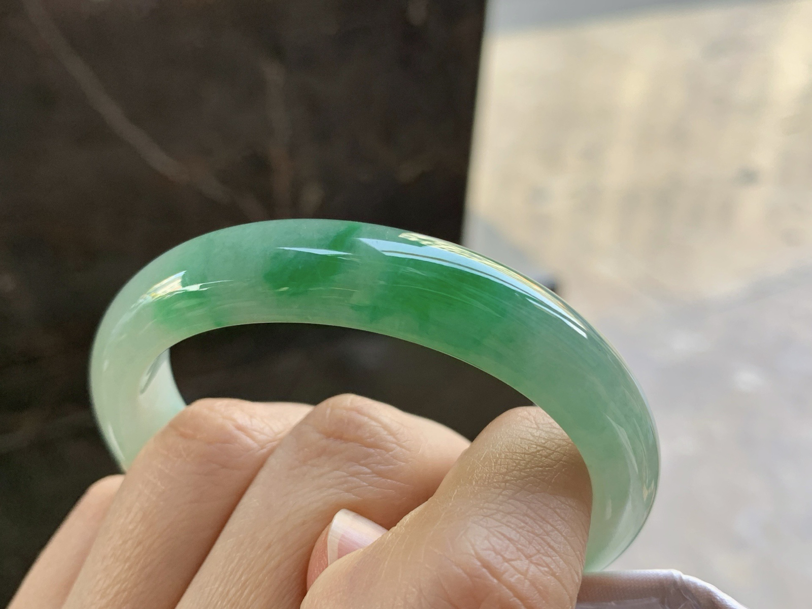 53.7-11.7-7.3

飘绿贵妃手镯^_^正圈51可以带