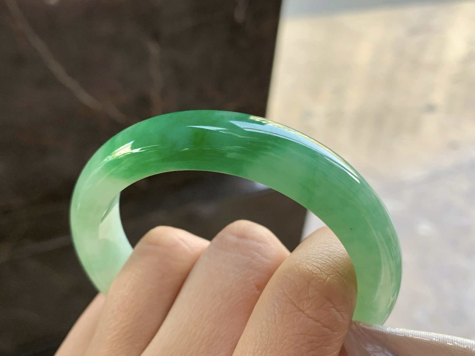 56-12.6-8.2

辣绿色手镯^_^鲜艳 玉质温润 气质